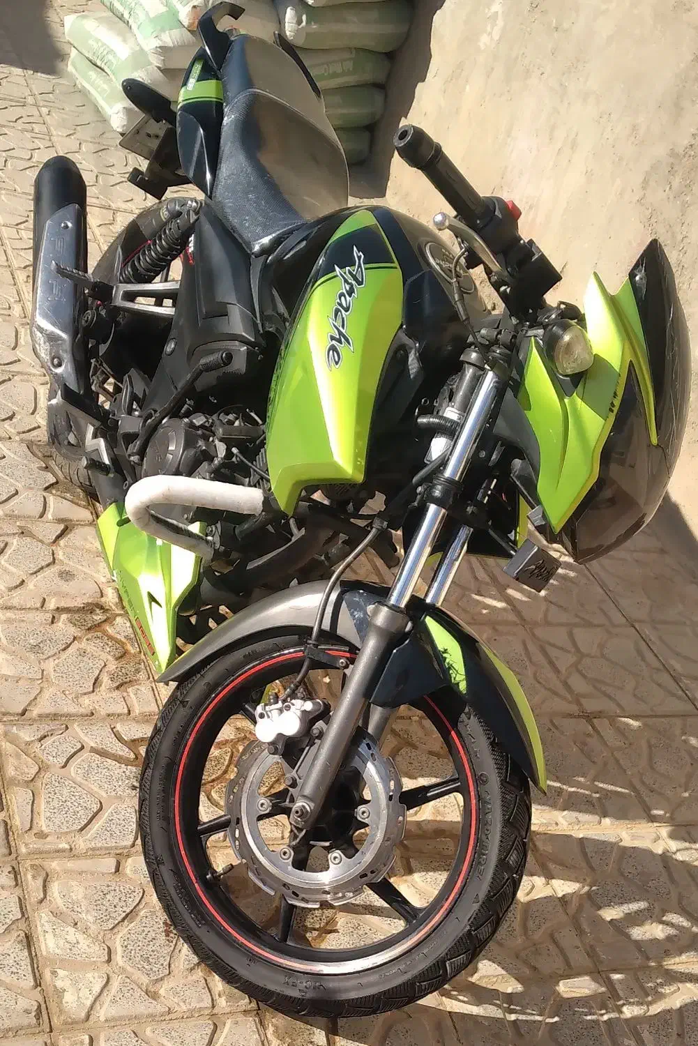 اپاچی|موتورسیکلت|تربت جام, جامرود|دیوار