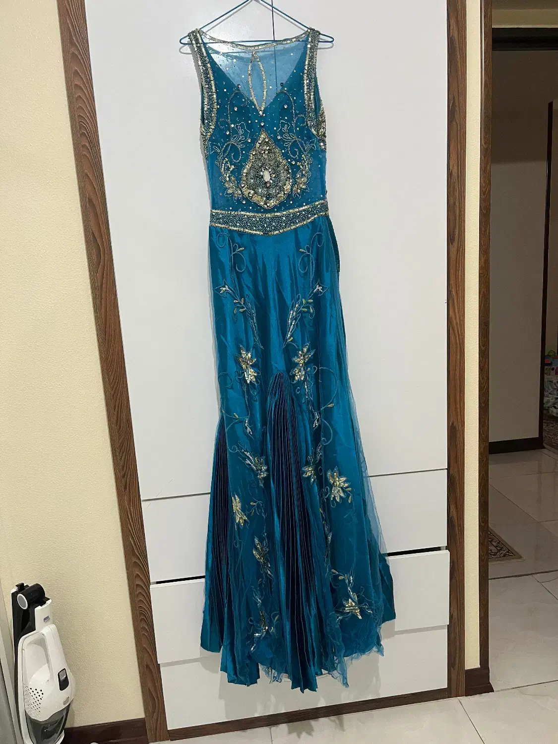 لباس مجلسی|لباس|شاهین‌شهر, اقبال لاهوری|دیوار