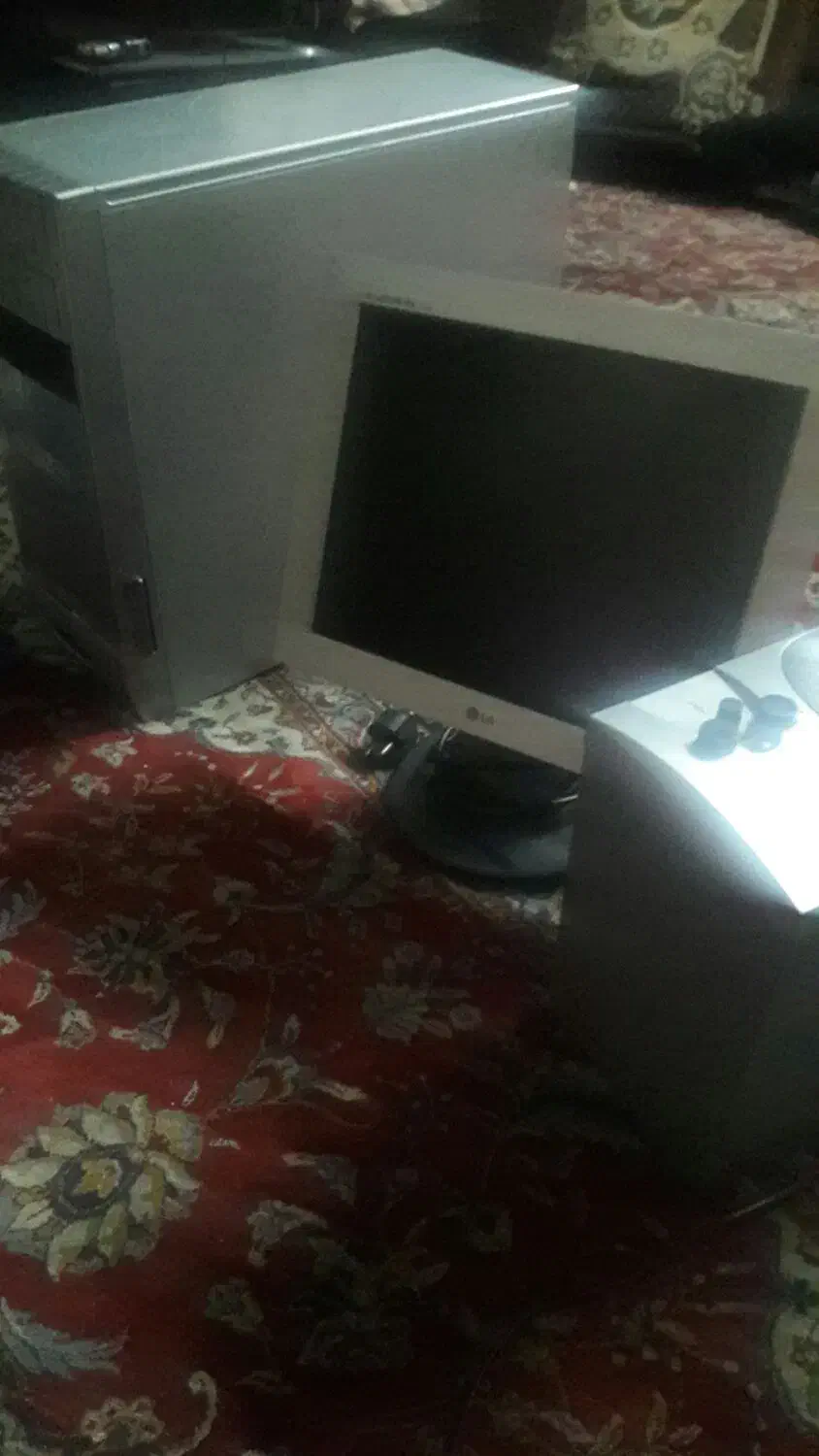 یک دستگاه کامپوتر|رایانه رومیزی|میانه, |دیوار