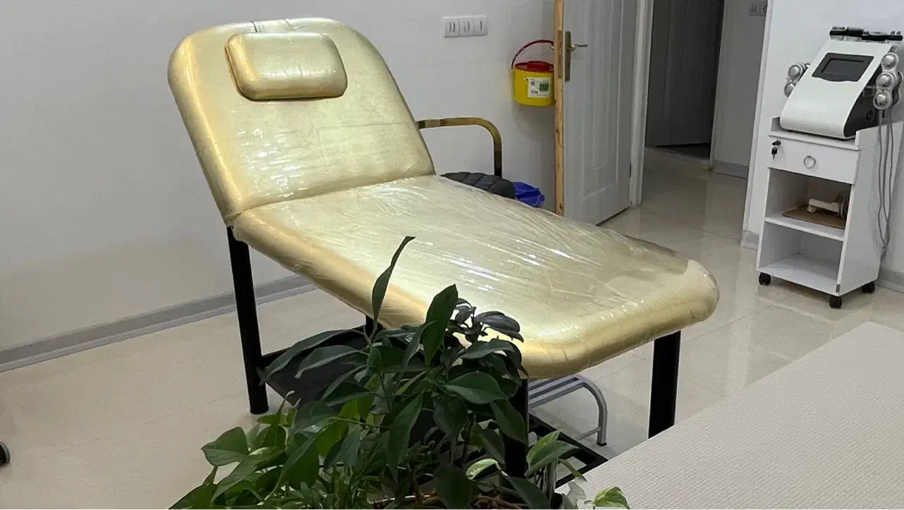 تخت|آرایشگاه و سالنهای زیبایی|گلبهار, شهر جدید گلبهار|دیوار