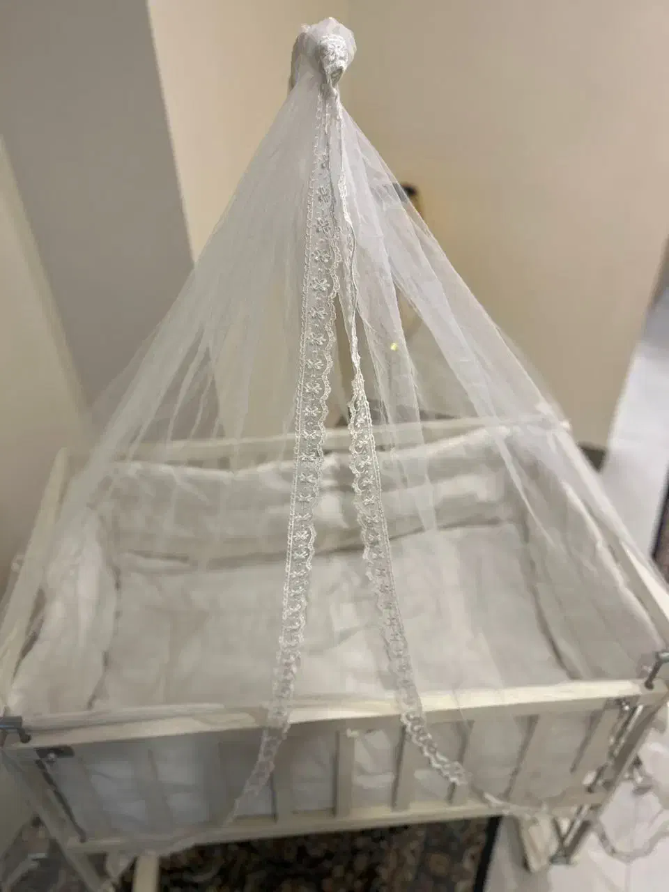 تخت نوزاد کنار مادر  دارای گهواره و پشه بند|تخت و صندلی بچه|فردیس, فردیس|دیوار