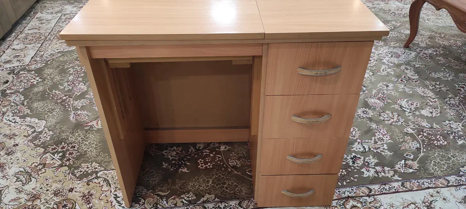 میز خیاطی سالم در حد نو|لوازم خیاطی و بافتنی|لاهیجان, حزین|دیوار