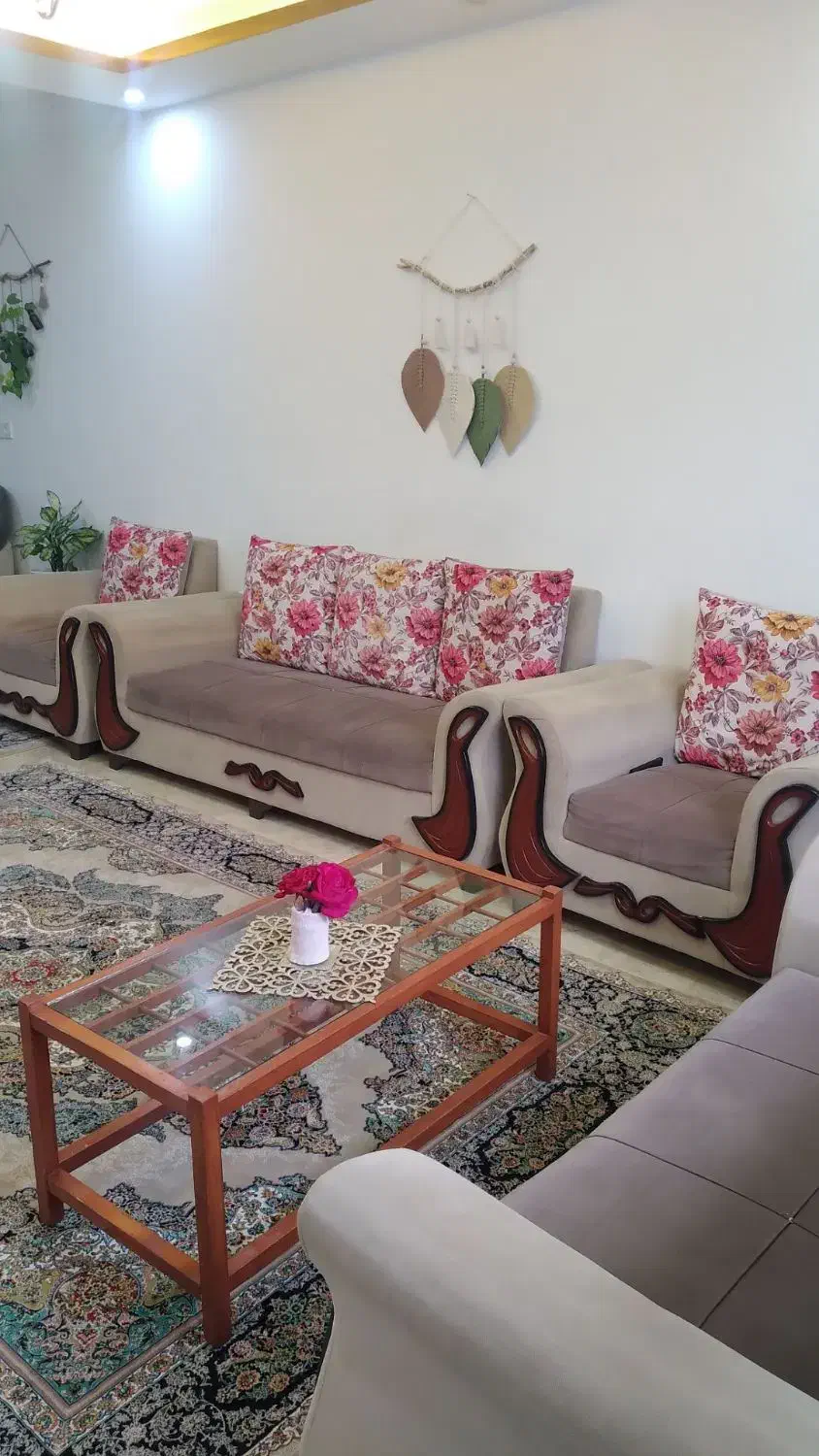 مبل راحتی کاملا تمیز و نو|مبلمان خانگی و میز عسلی|رحیم‌آباد, |دیوار