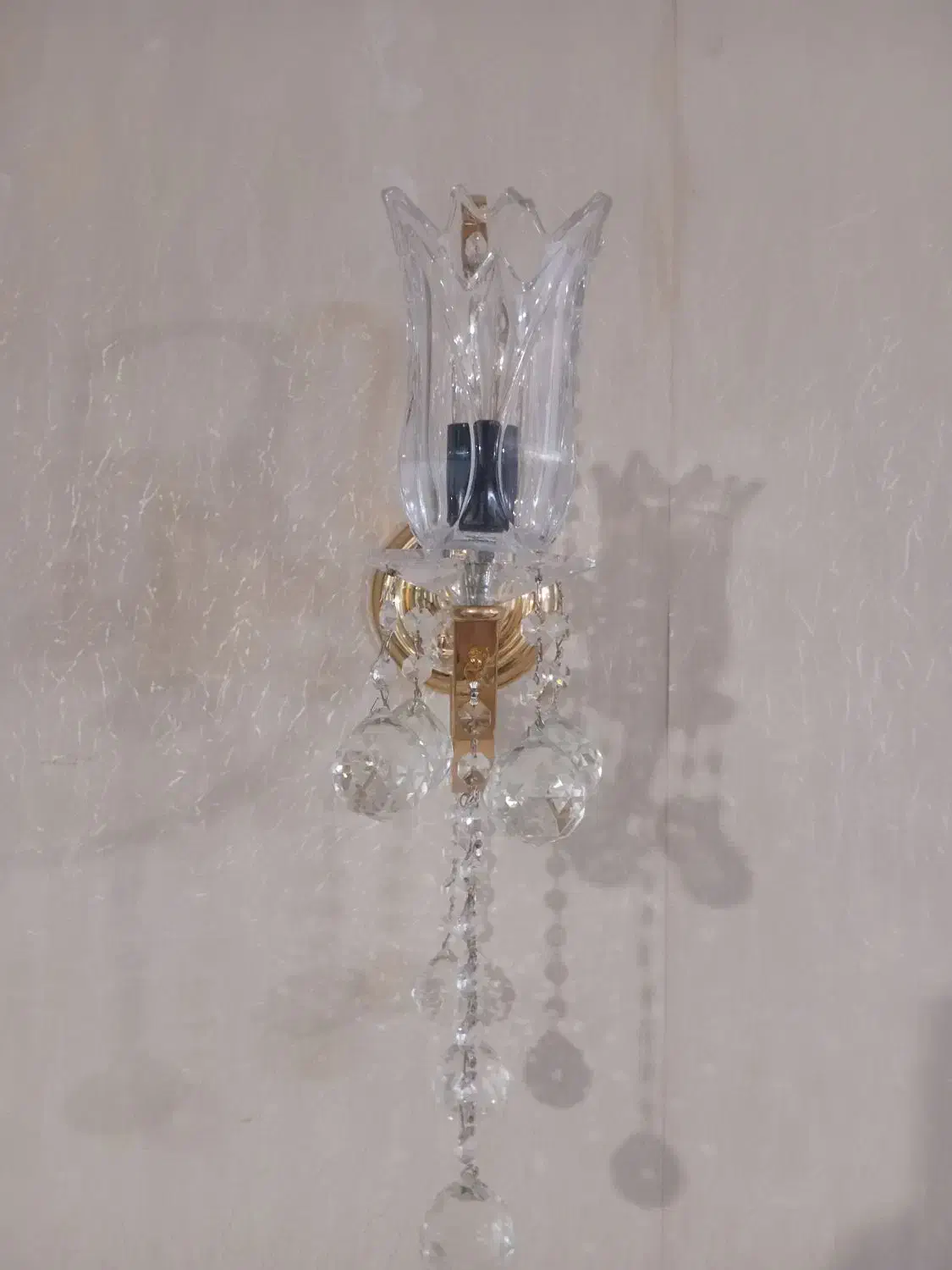 دیواره لاله طلایی با آویز کریستال در حد نو|لوستر و چراغ آویز|مشهد, کلاهدوز|دیوار