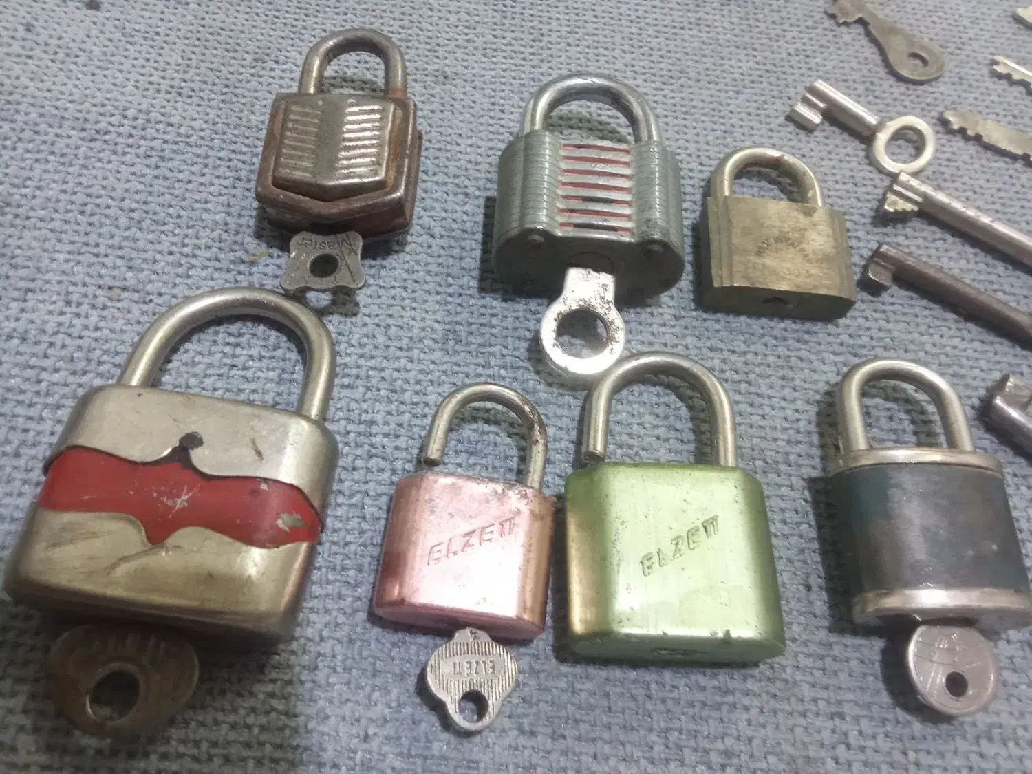 تعدادی قفل وکلید قدیمی|کلکسیون اشیاء عتیقه|کرمان, |دیوار