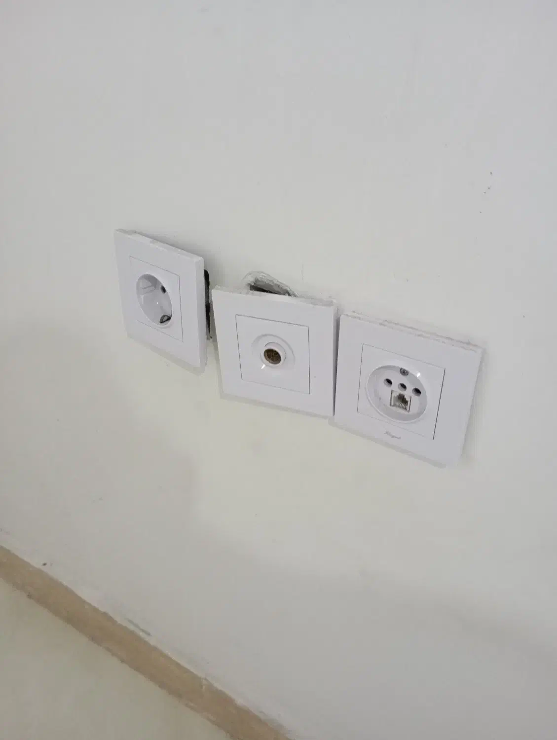 برق ساختمان|خدمات پیشه و مهارت|صومعهسرا, |دیوار