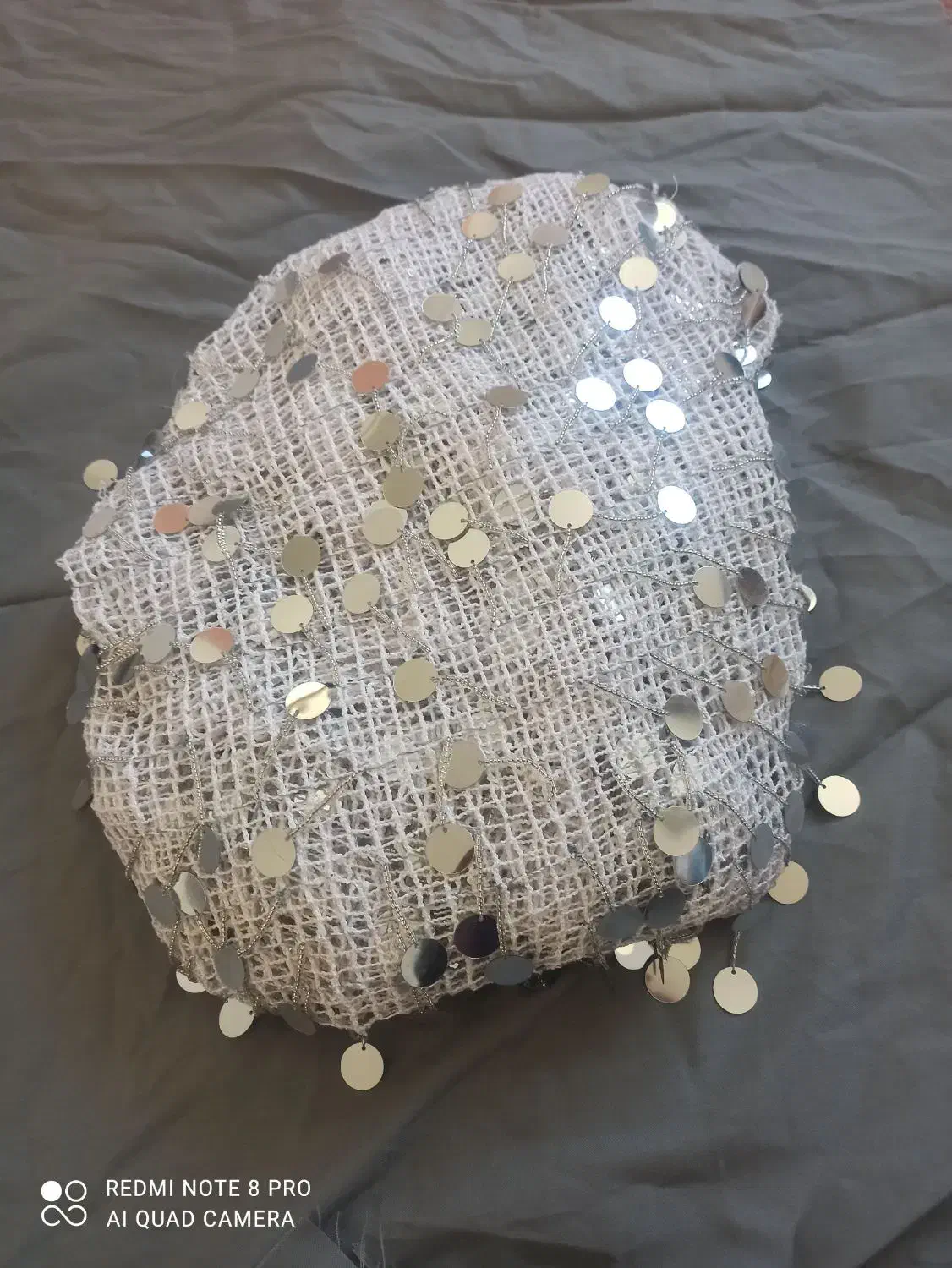 کراس کوردی اویزان|لباس|مریوان, |دیوار