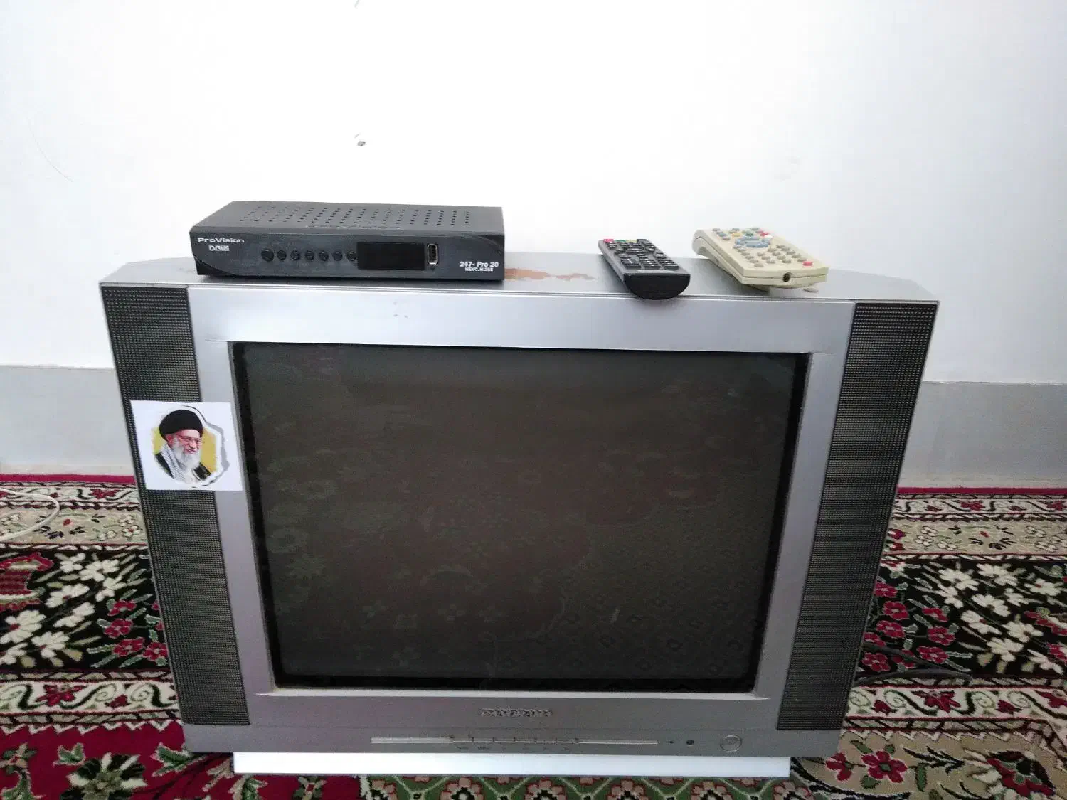 تلویزیون ۲۱ با میز شیشه ای و کنترل بدون دیجیتال|تلویزیون و پروژکتور|بیرجند, |دیوار