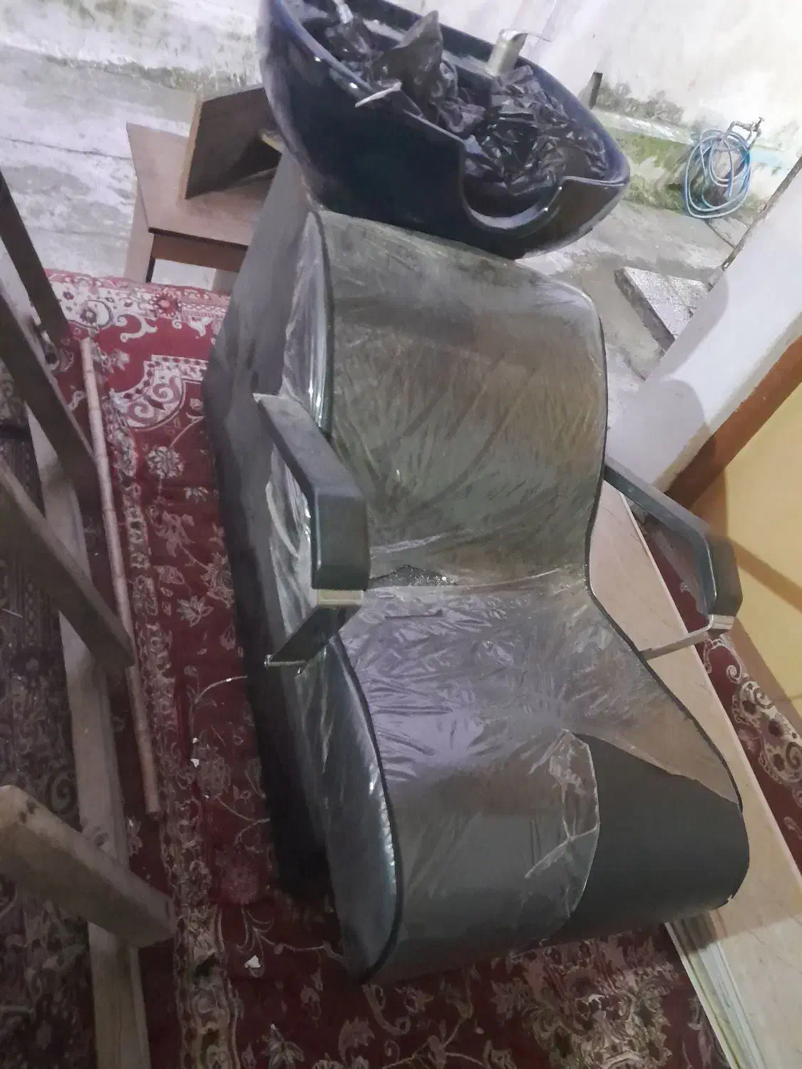 یک عدد سرشور.یک عدد صندلی چرخ دار|آرایشگاه و سالن‌های زیبایی|رشت, شالکو|دیوار