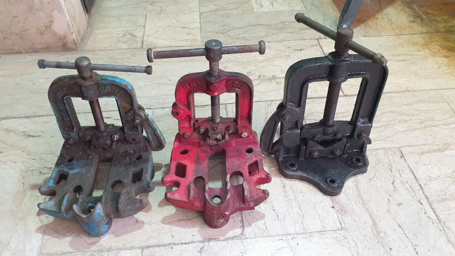 گیره قدیمی لوله کشی صحرایی ۳ پایه ۲ تاسیسات گاز اب|کلکسیون اشیاء عتیقه|اصفهان, خلیل آباد|دیوار