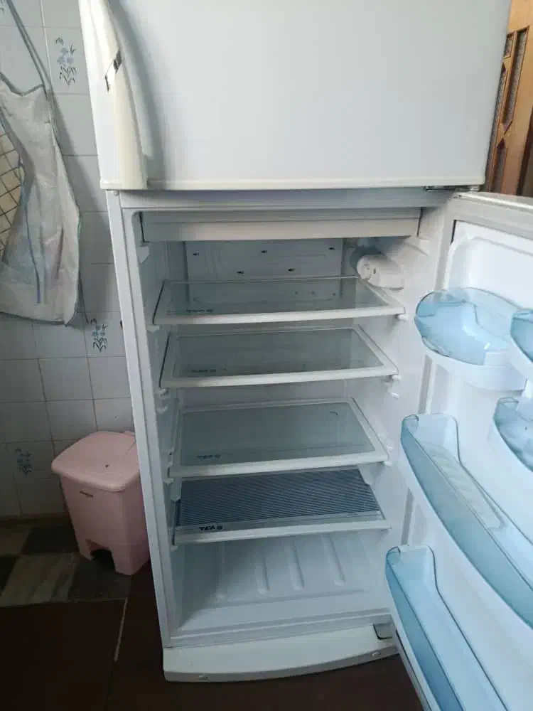 یخچال ۹فوت برف آب|یخچال و فریزر|بروجن, |دیوار