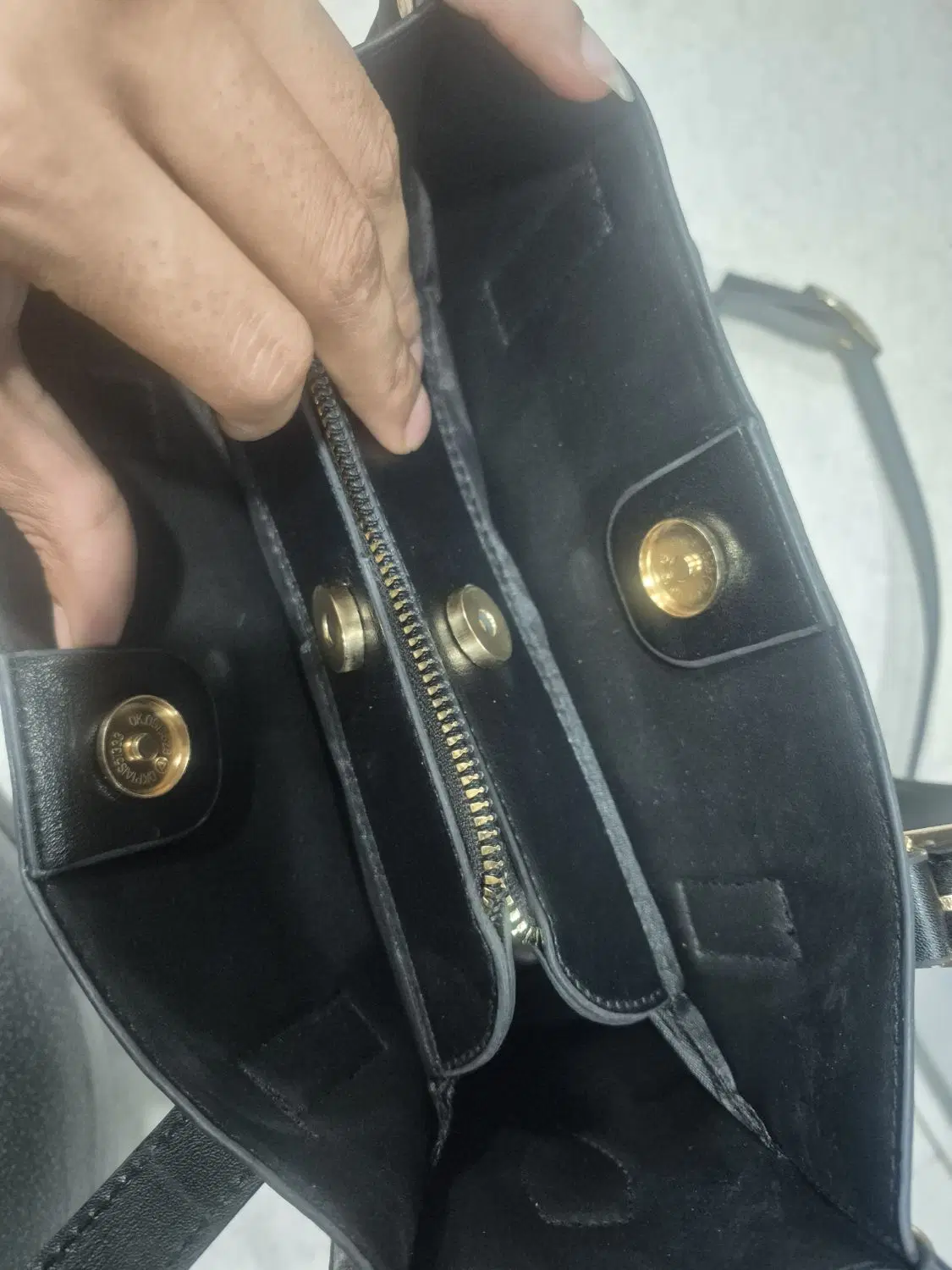 کیف|کیف، کفش، کمربند|قم, مسجد امام حسن|دیوار