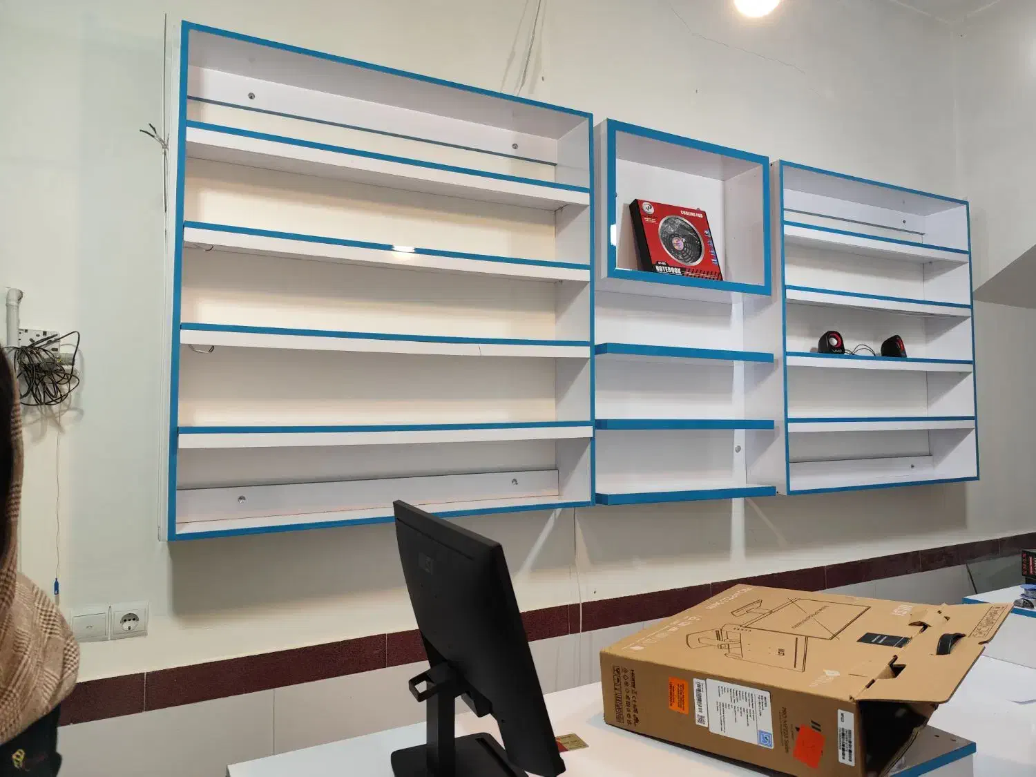 پیشخوان میزکار و ویترین و قفسه دیواری MDF تمیز نو|فروشگاه و مغازه|مینودشت, |دیوار