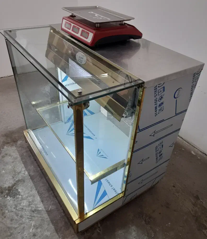 میز ویترینی(مناسب ترازو)|فروشگاه و مغازه|لاهیجان, شیشه گران|دیوار