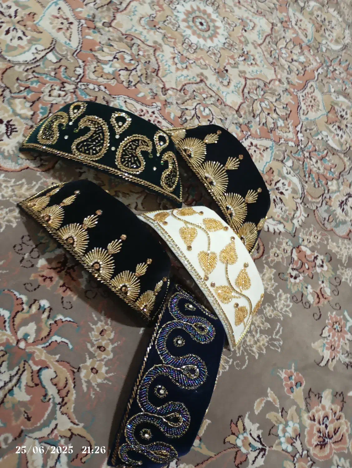 لچک کلاه|لباس|یاسوج, |دیوار