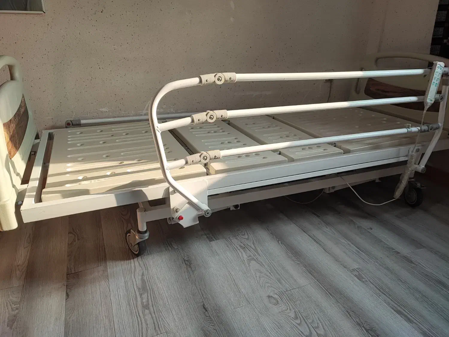 تخت بیمارستانی ۳ شکن برقی با تشک مواج در حد نو|آرایشی، بهداشتی، درمانی|رشت, شالکو|دیوار