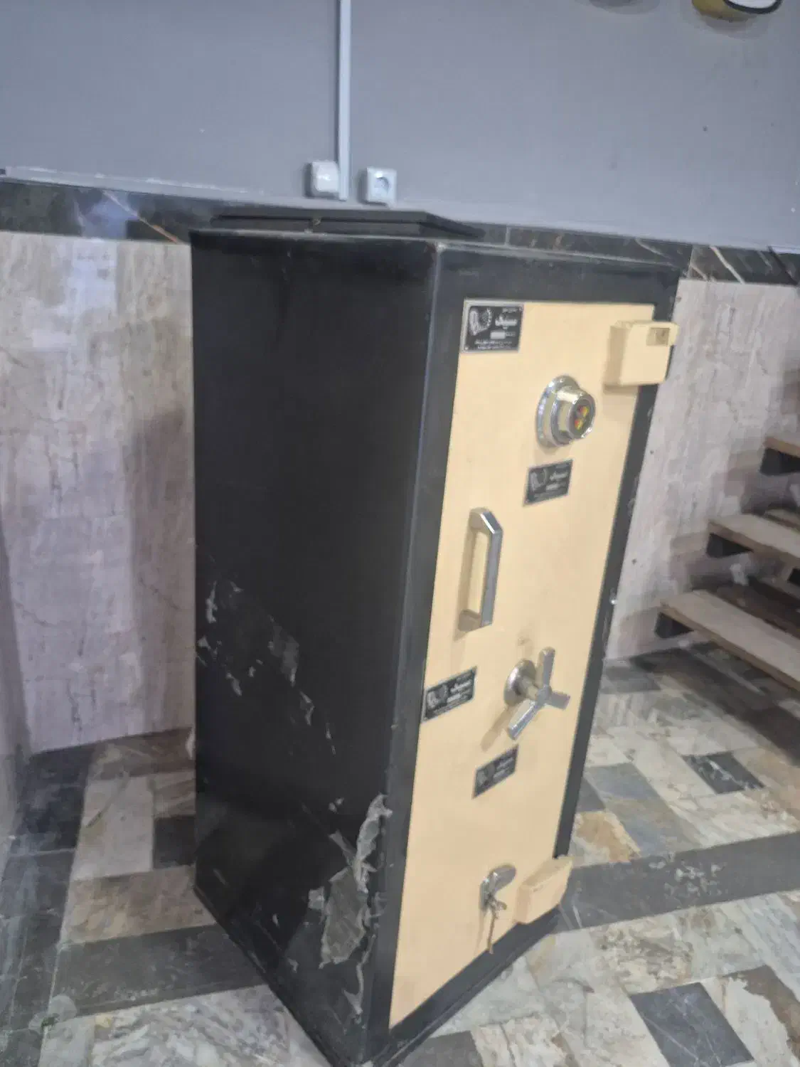 گاو صندوق رمز دار ۱۴۰ سانتی ۳ ماه استفاده شده|ابزارآلات|نور, |دیوار