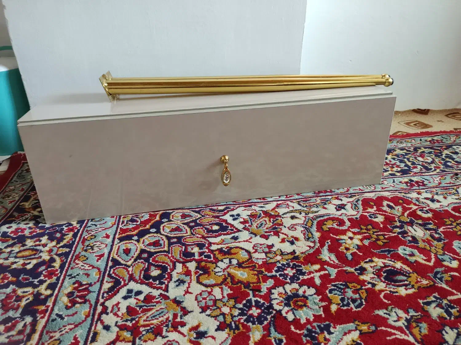 میز آرایش با پایه طلایی کلا چند ما استفاده شده|مبلمان خانگی و میز عسلی|بجنورد, |دیوار