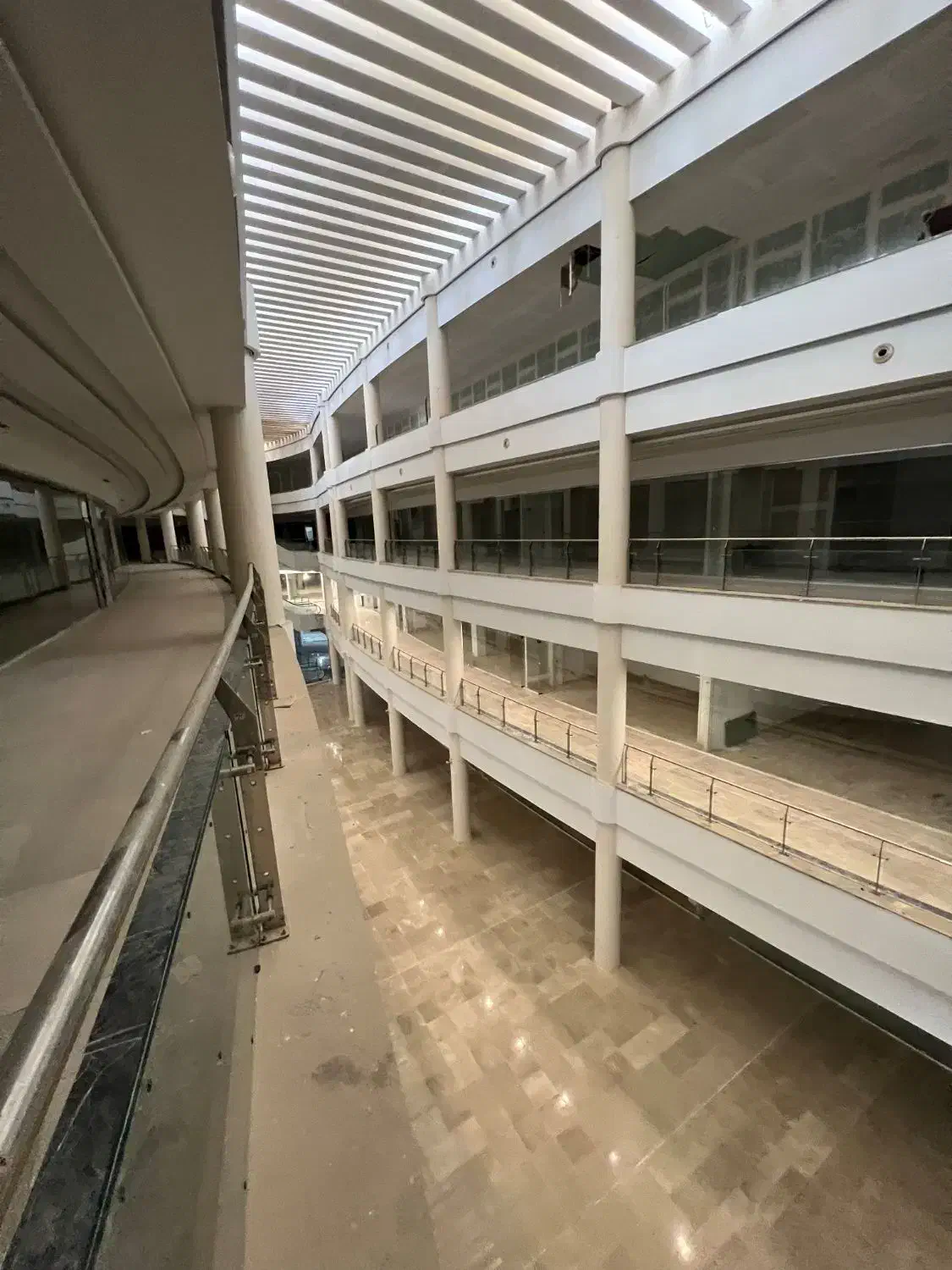 مغازه تجاری در مجتمع معراج قشم|فروش مغازه و غرفه|قشم, |دیوار