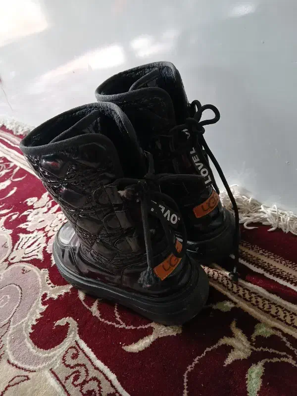 پوتین|کفش و لباس بچه|شیراز, سیاه سنگ|دیوار