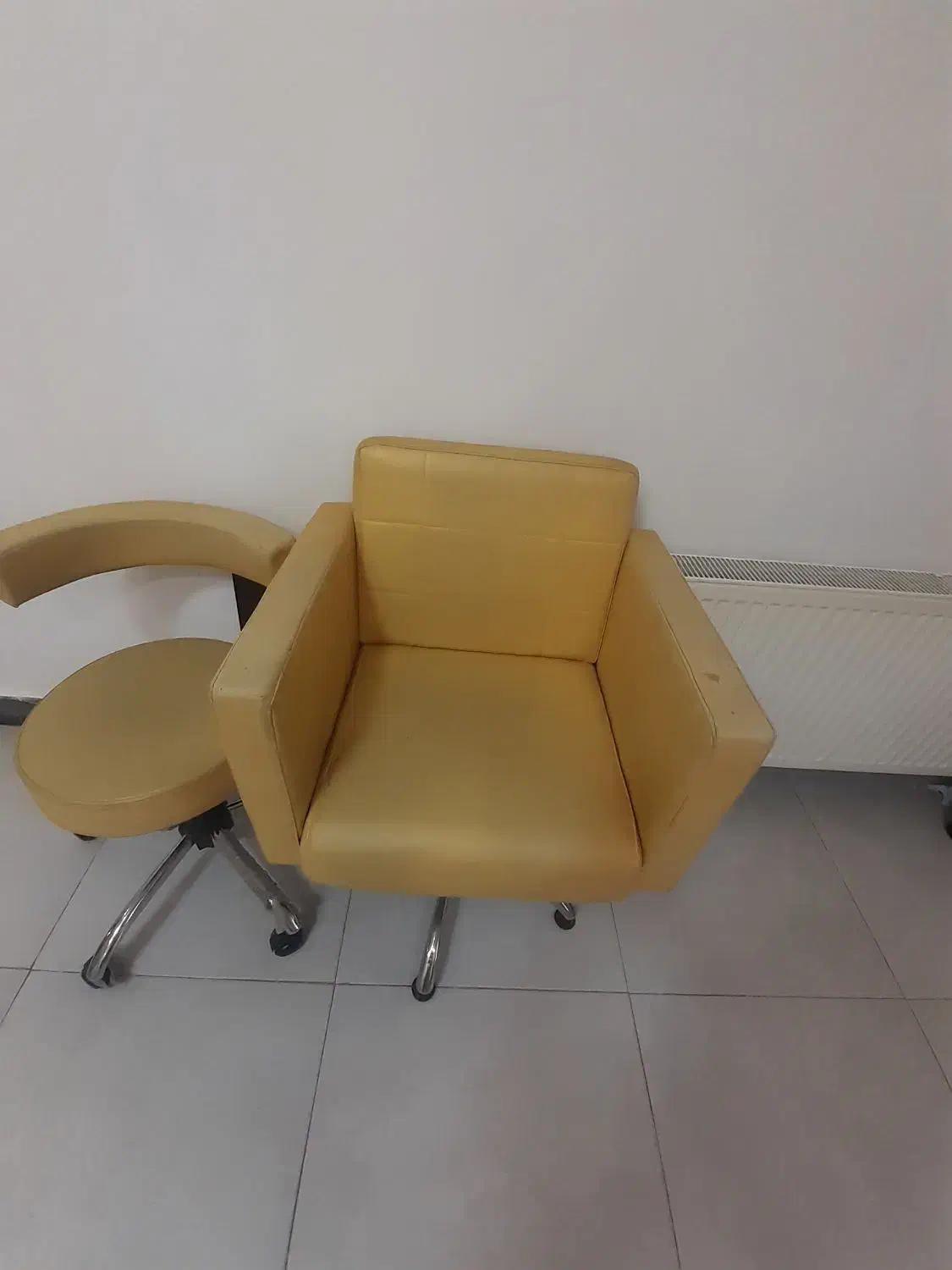 فروش صندلی ارایشگاه وسه عددمبل تک نفره کاملا سالم|آرایشگاه و سالن‌های زیبایی|گرگان, |دیوار