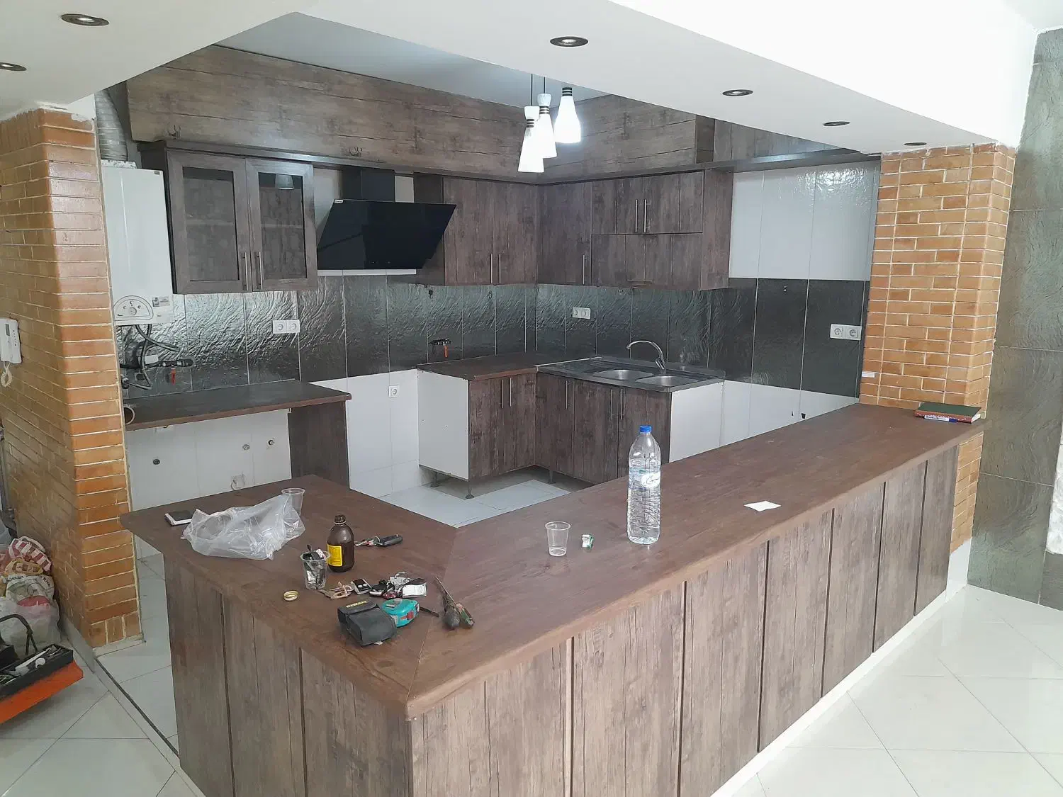 فروش کابینت در حد نو همراه با سینک و هود|آبچکان و نظمدهنده ظروف|شیراز, میرزاکوچک خان|دیوار