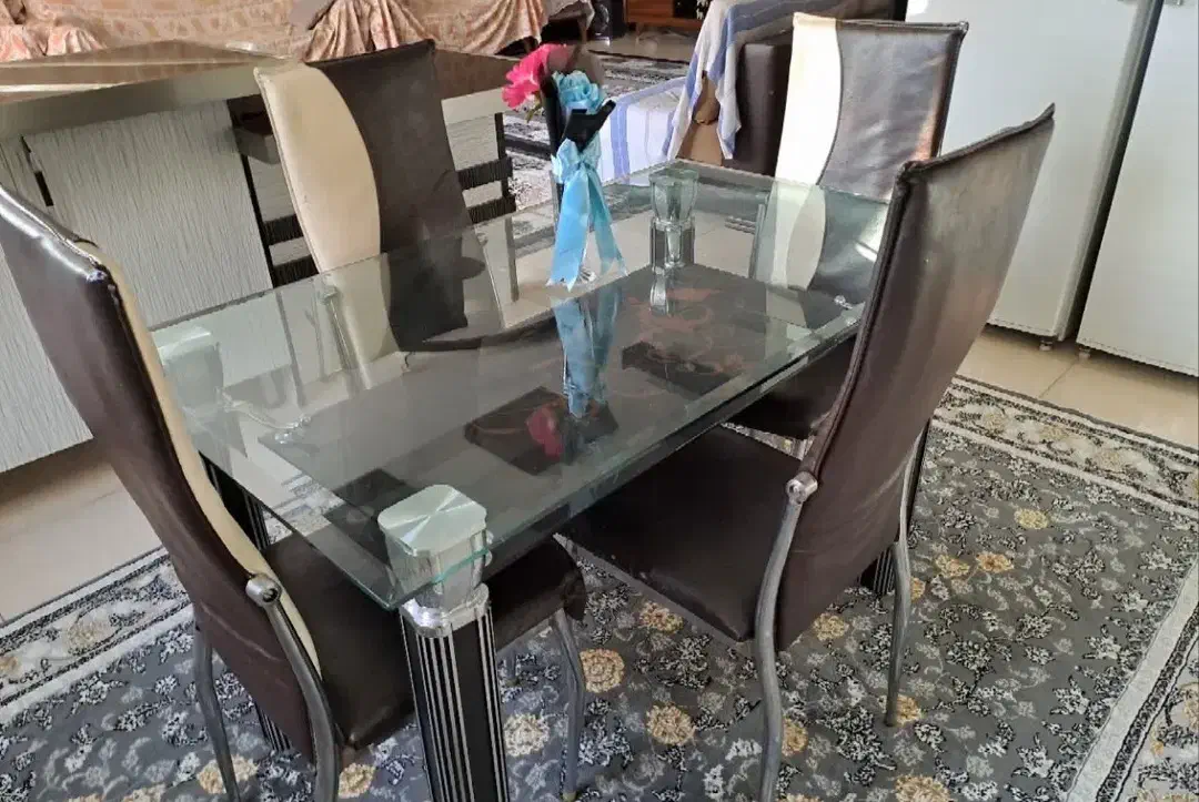 میز نهارخوری ۴نفره صندلیها چرم درحد نو|میز و صندلی غذاخوری|ابریشم, |دیوار