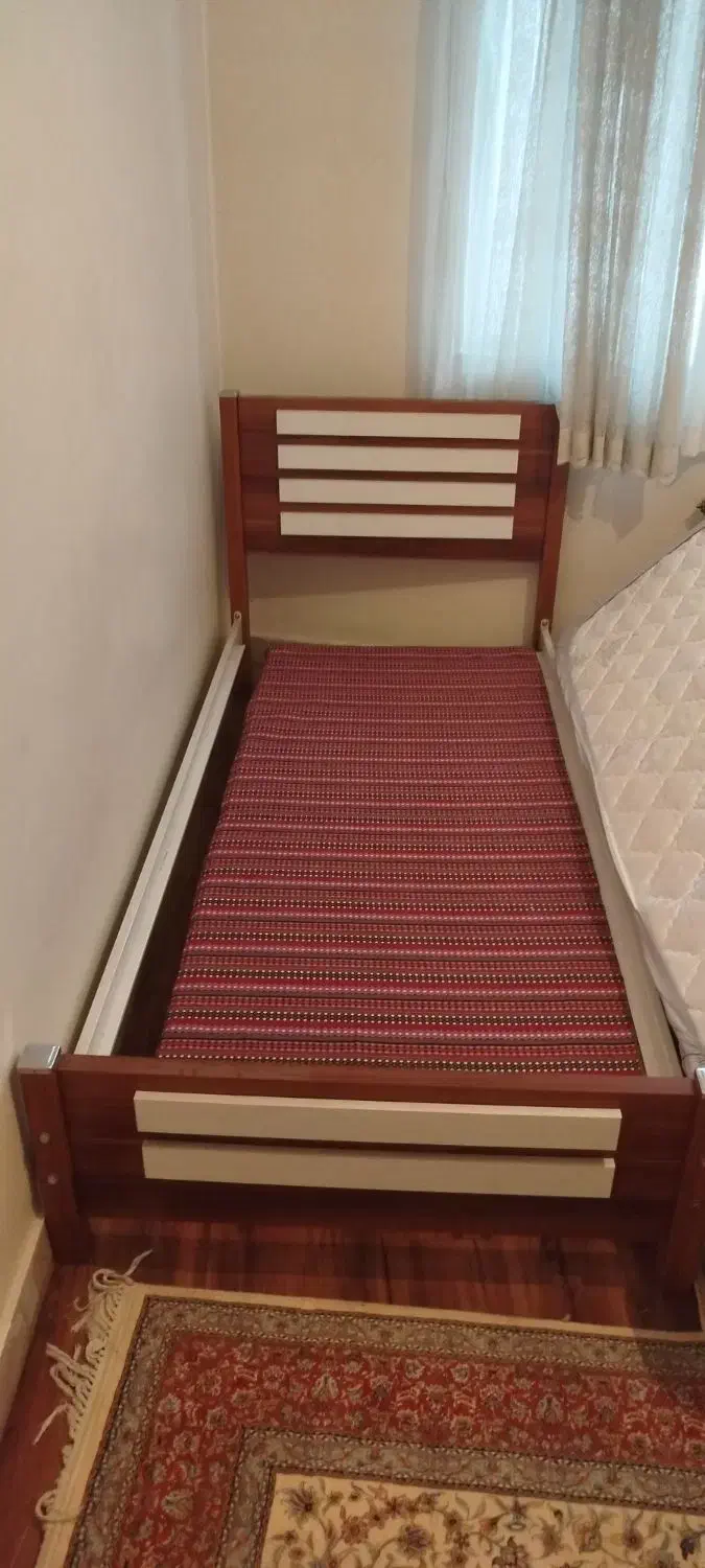 تخت خواب چوبی یکنفره همراه تشک با زیره کاملا محکم|تخت و سرویس خواب|فشم, |دیوار