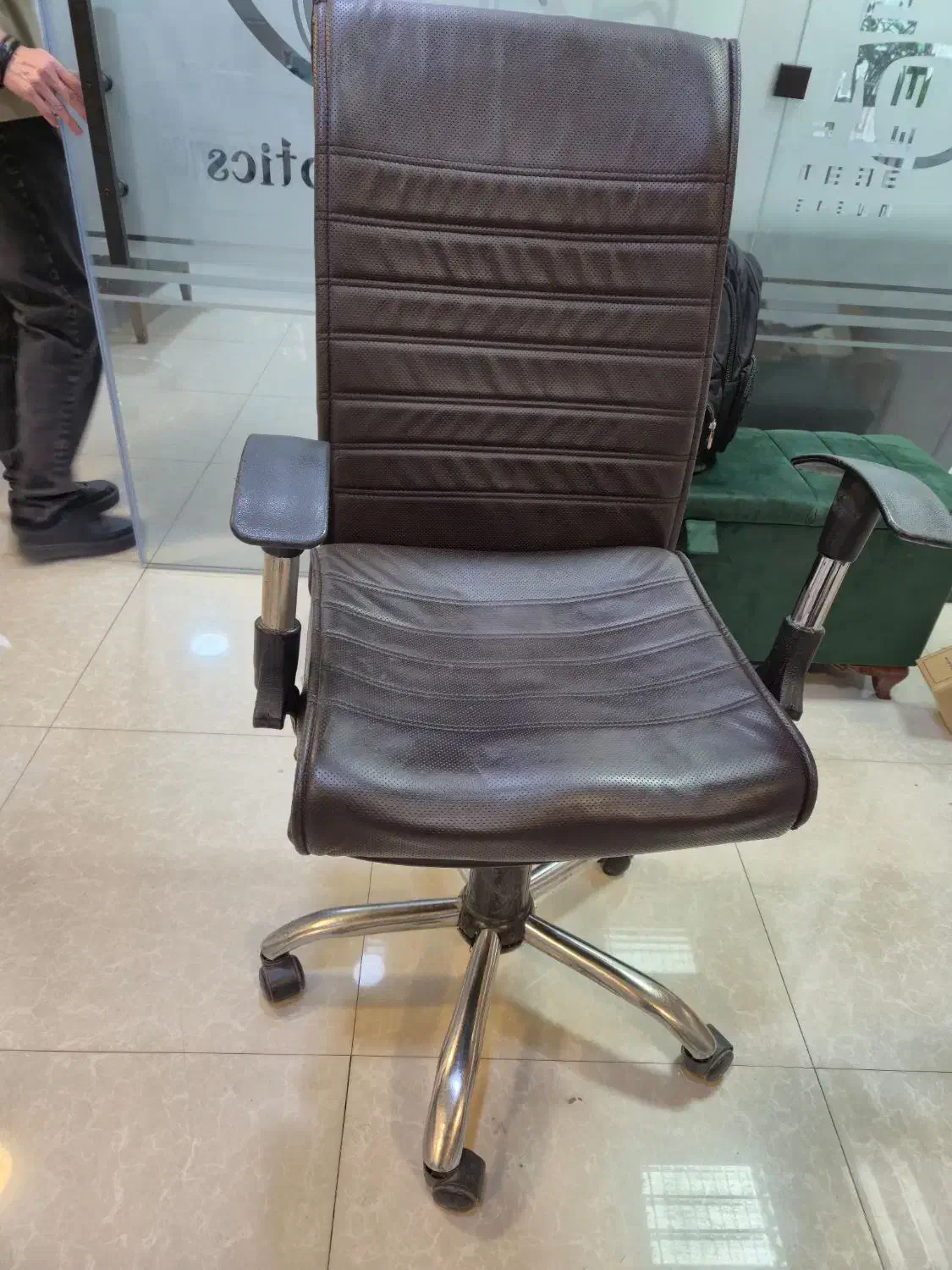 میز، و تعدادی صندلی 5.۰۰۰.۰۰۰|مبلمان اداری|رشت, دیلمان|دیوار