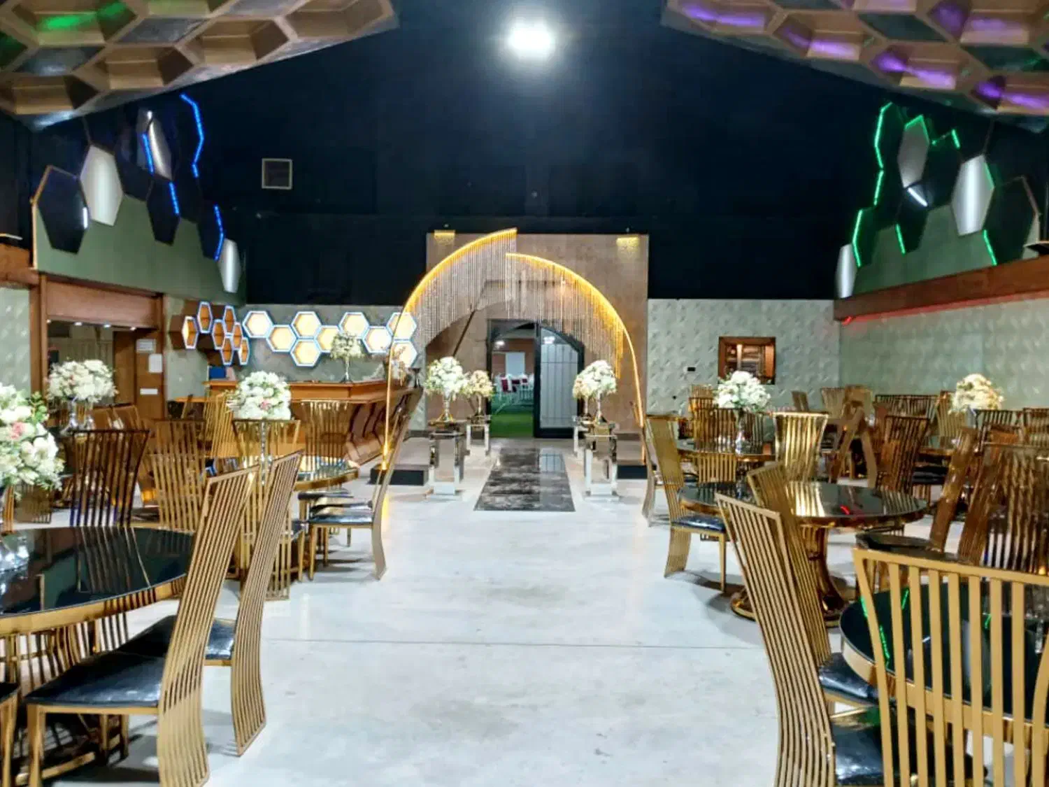 ۱۴۰۰ متر پلیس راه سفره خانه رستوران ۱۲۰۰ متر تالار|اجارهٔ مغازه و غرفه|تبریز, |دیوار