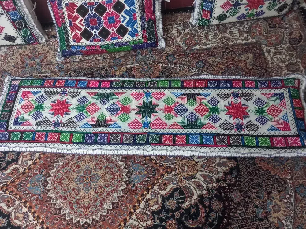 بالشت دست دوز|رختخواب، بالش، پتو|ایرانشهر, |دیوار