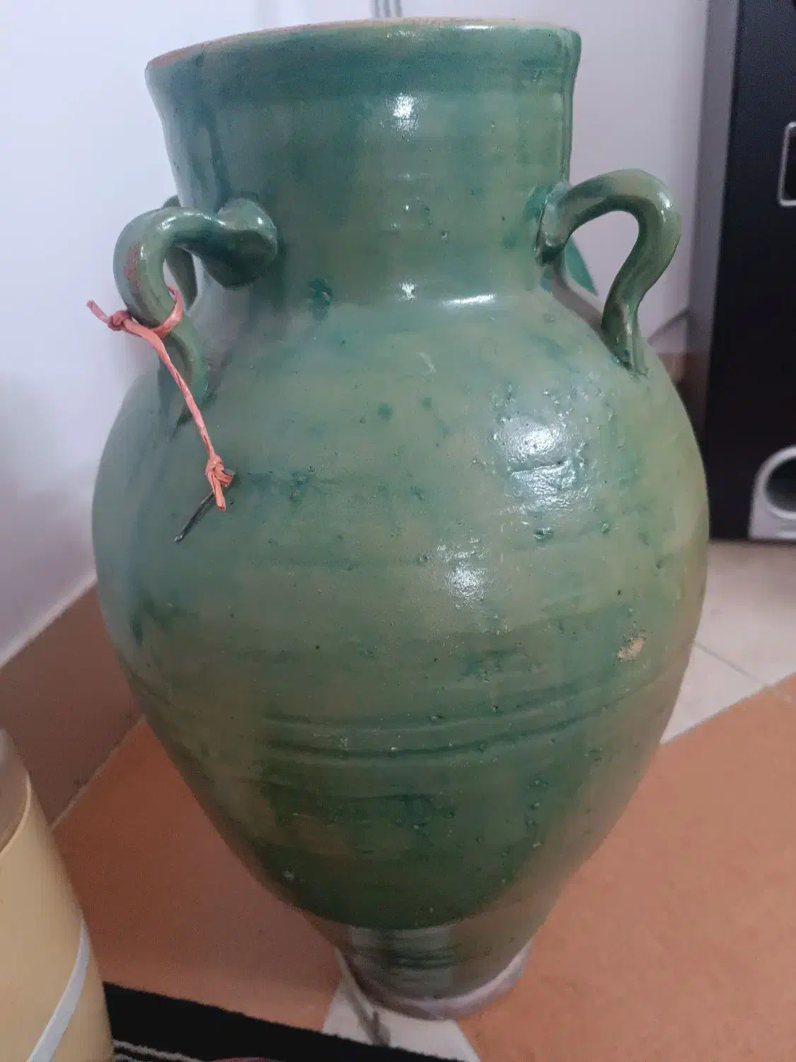 کوزه قدیمی|کلکسیون اشیاء عتیقه|خرم‌آباد, |دیوار