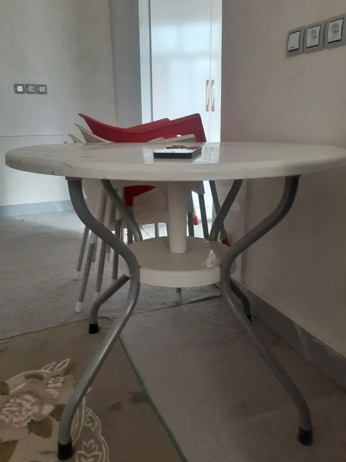 بشتاب بسوی ارزانی دو دست میز وصندلی نو وشیک حراج|میز و صندلی غذاخوری|یاسوج, |دیوار