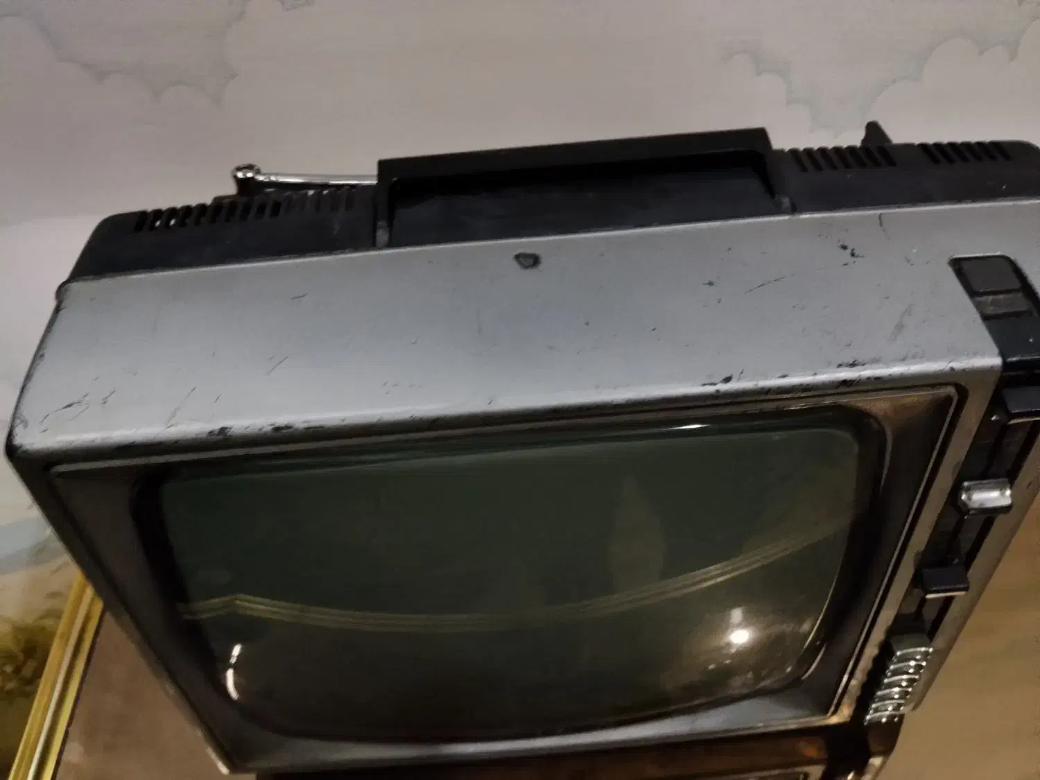 تلویزیون قدیمی فیلیپس نوستالژیک|کلکسیون اشیاء عتیقه|قرچک, میرزائی شمالی|دیوار