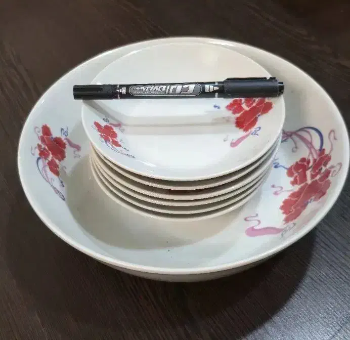 تعدادی لوازم منزل|ظروف پخت‌وپز|رشت, سعدی (تختی)|دیوار