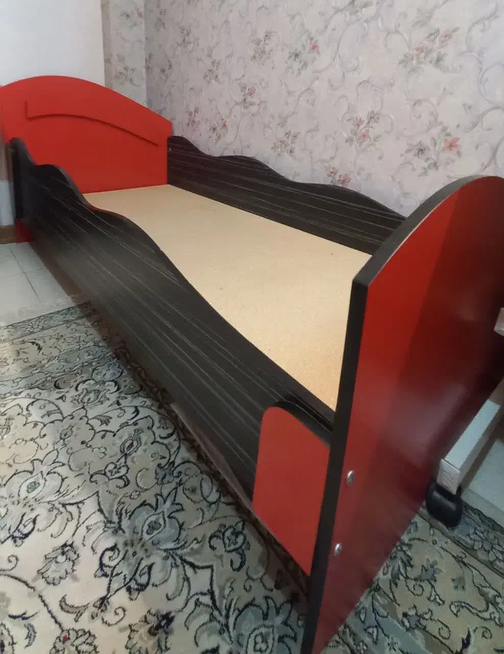 تخت نوجوان|تخت و سرویس خواب|اصفهان, کوی میلاد|دیوار