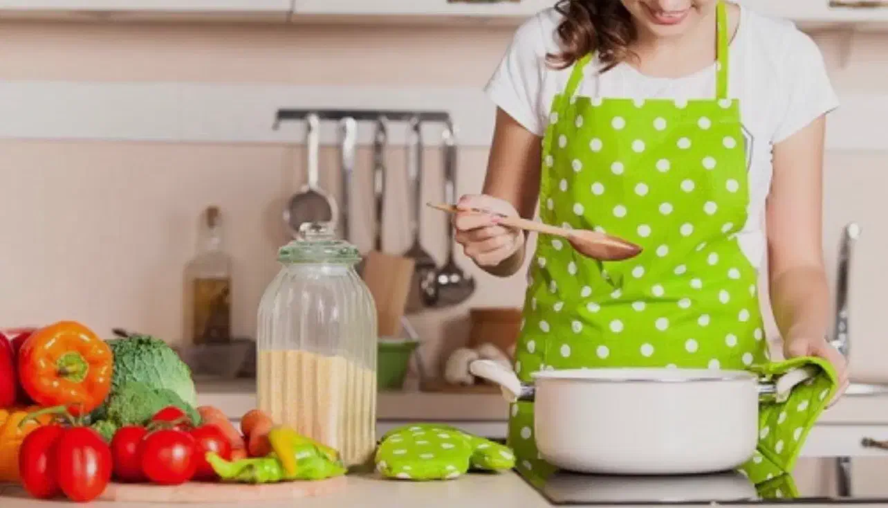 انجام امور منزل و آشپزی شبانه روزی|استخدام سرایداری و نظافت|تهران, فرمانیه|دیوار