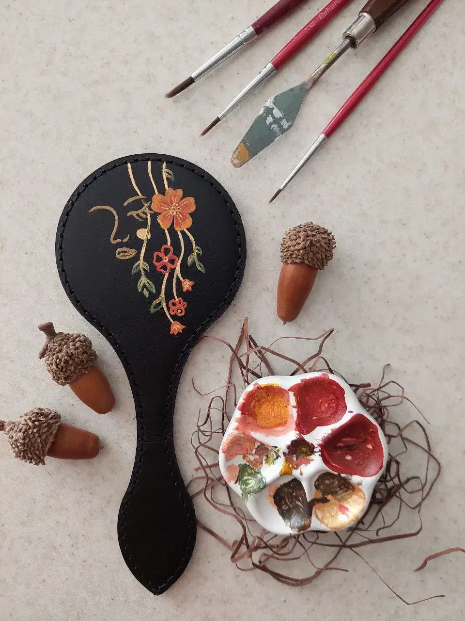 آینه دسته دار نقاشی شده چرم طبیعی و دستدوز|آینه|پاکدشت, پاکدشت (مامازند)|دیوار