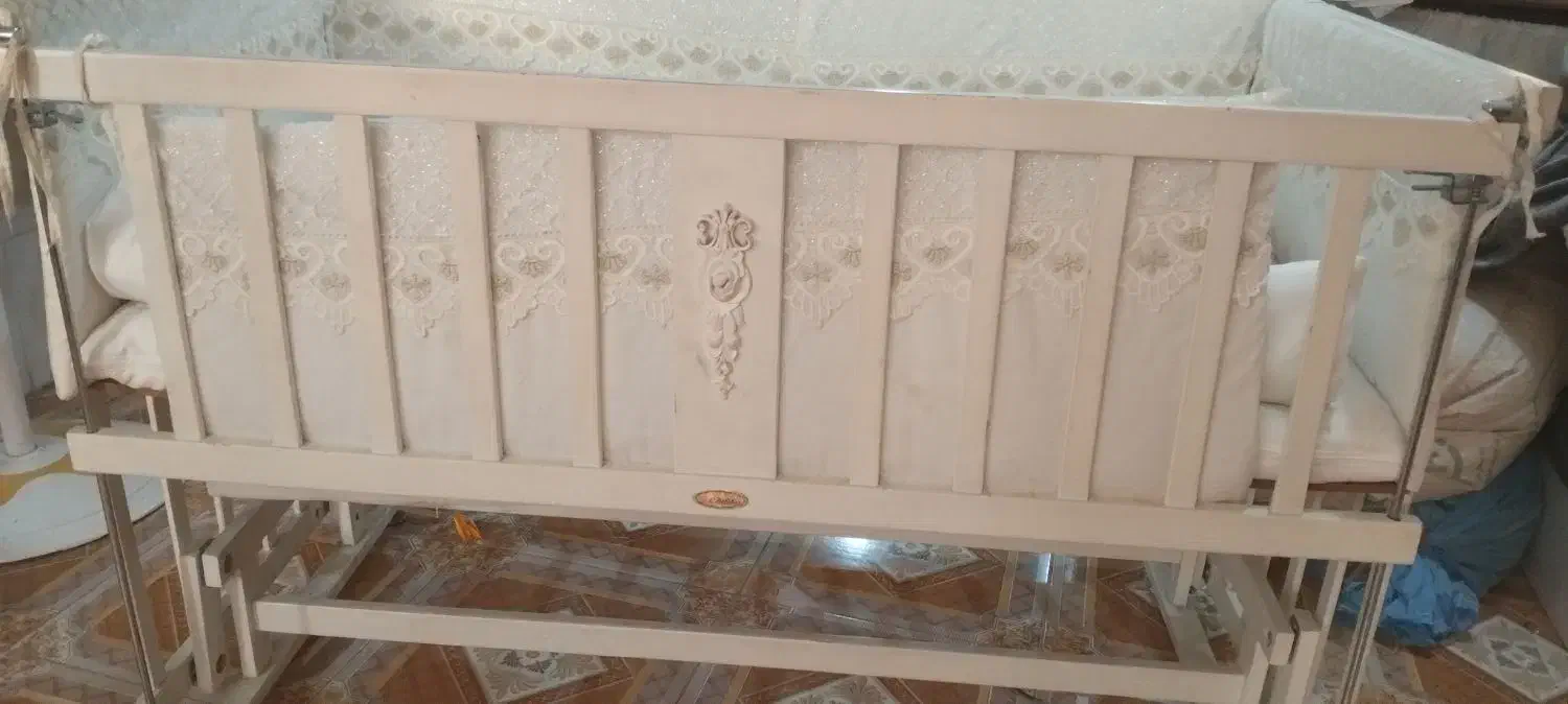 گهواره چوبی در حد نو|تخت و صندلی بچه|دزفول, |دیوار