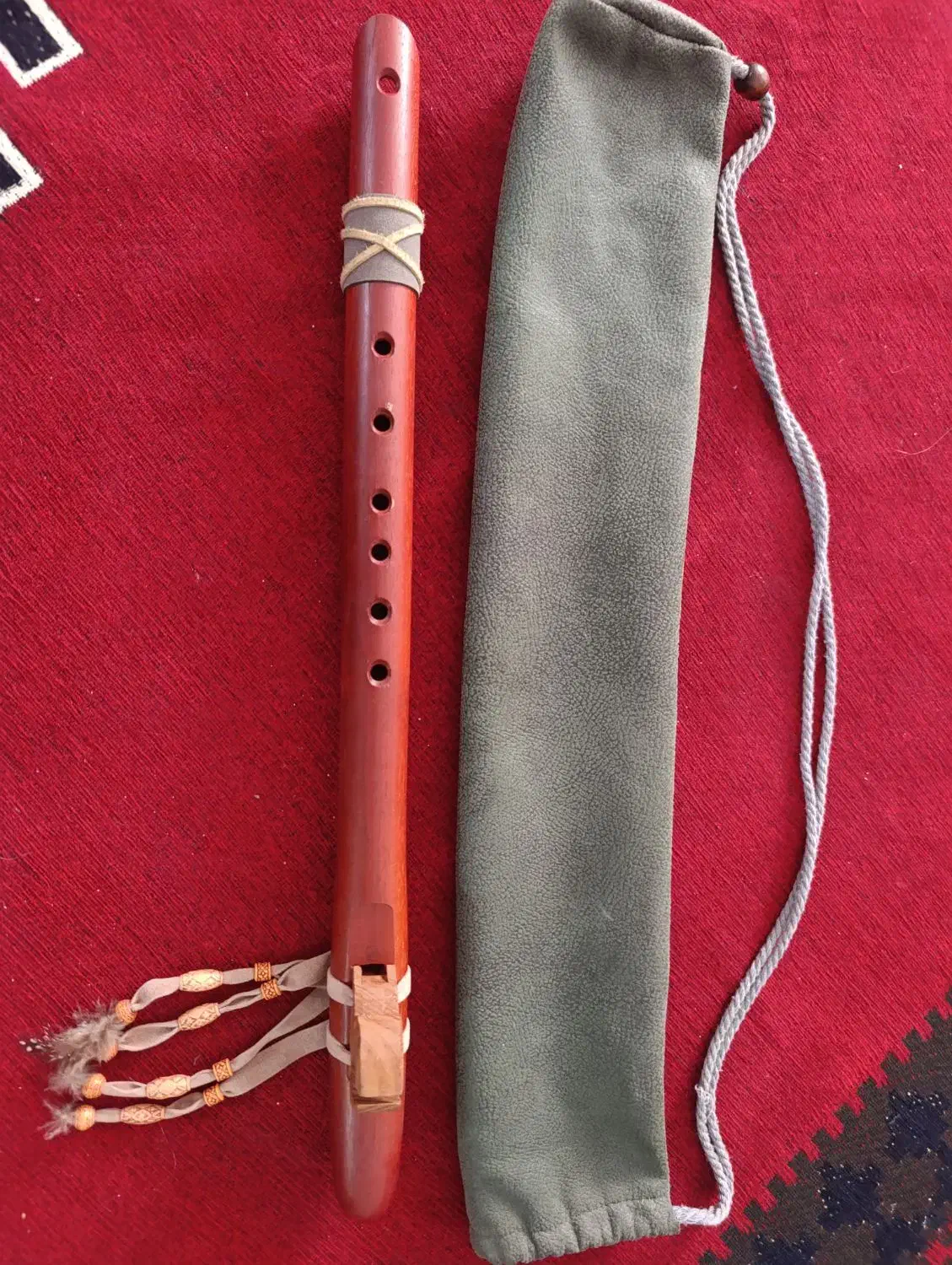 فلوت سرخ پوستی لاکوتا|سازهای بادی|شیراز, شیشه‌گری|دیوار