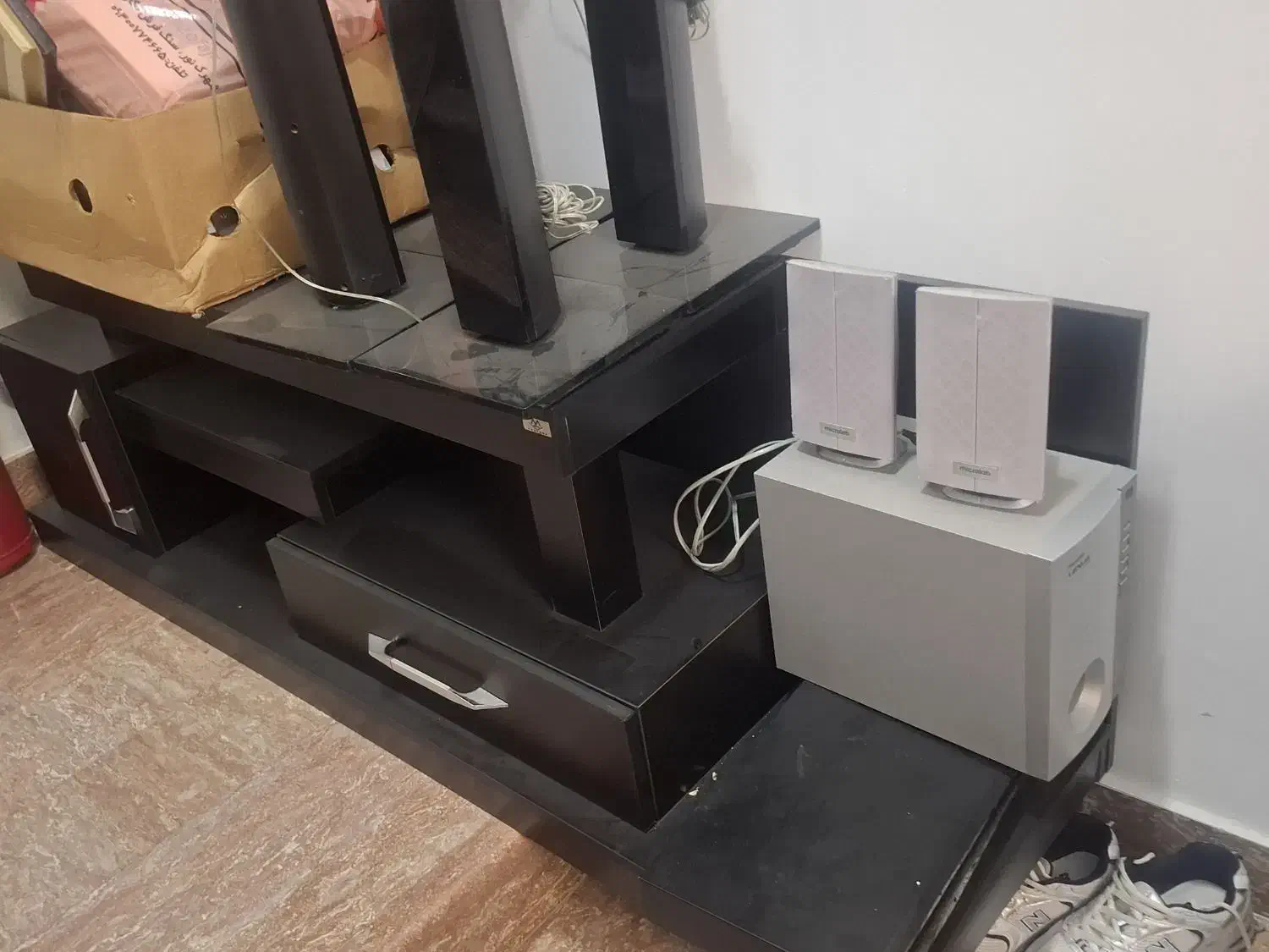 فروش فوری تلویزیون و میز|تلویزیون و پروژکتور|تبریز, |دیوار