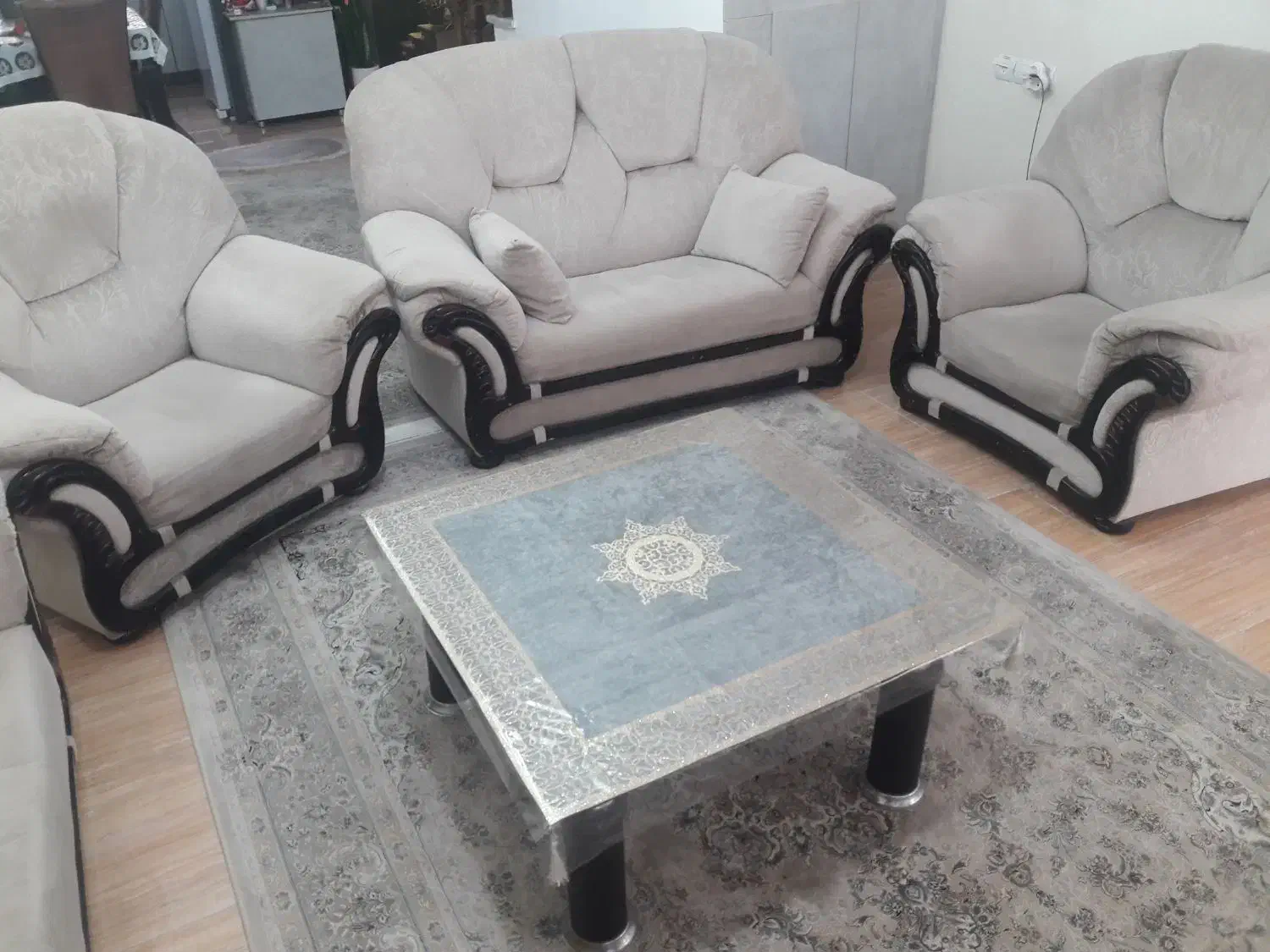 مبل شیک ۷ نفره سالم در حد نو حمیدیان خ دانشجو|مبلمان خانگی و میز عسلی|رشت, حمیدیان|دیوار