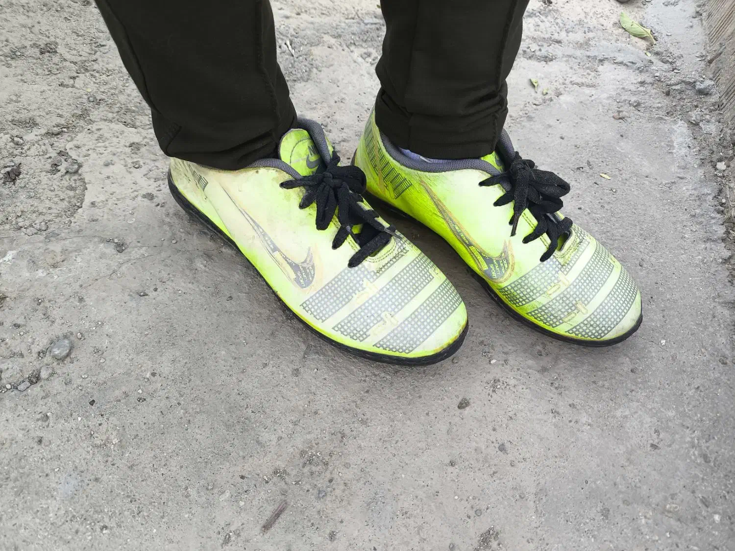 کفش ورزشی مخصوص چمن|کیف، کفش، کمربند|میاندوآب, |دیوار