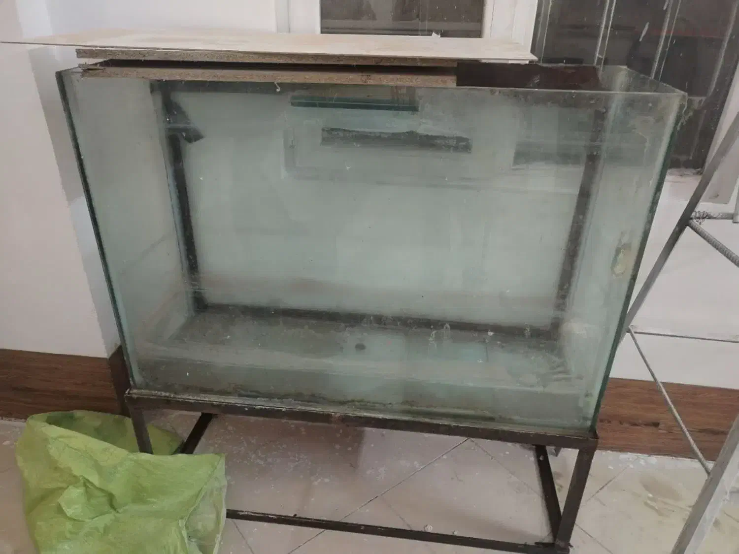 آکواریوم|ماهی|گلبهار, شهر جدید گلبهار|دیوار