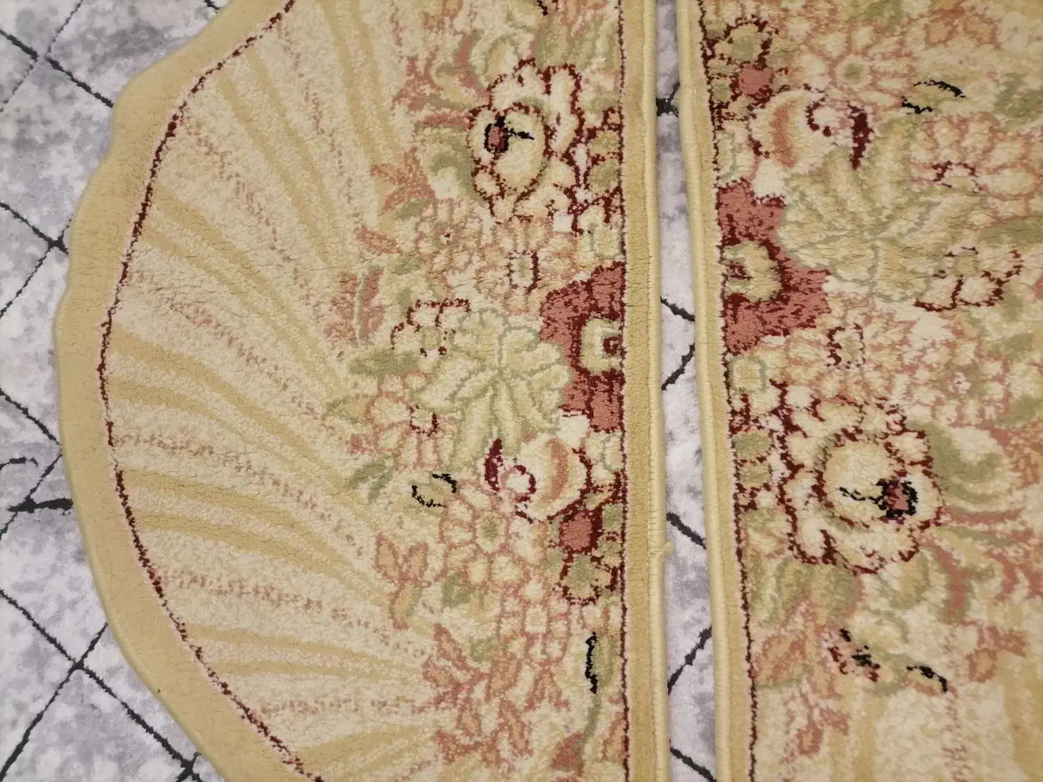 دوعدد پادری نیم دایره.  فرش ماشینی|پادری|همدان, |دیوار