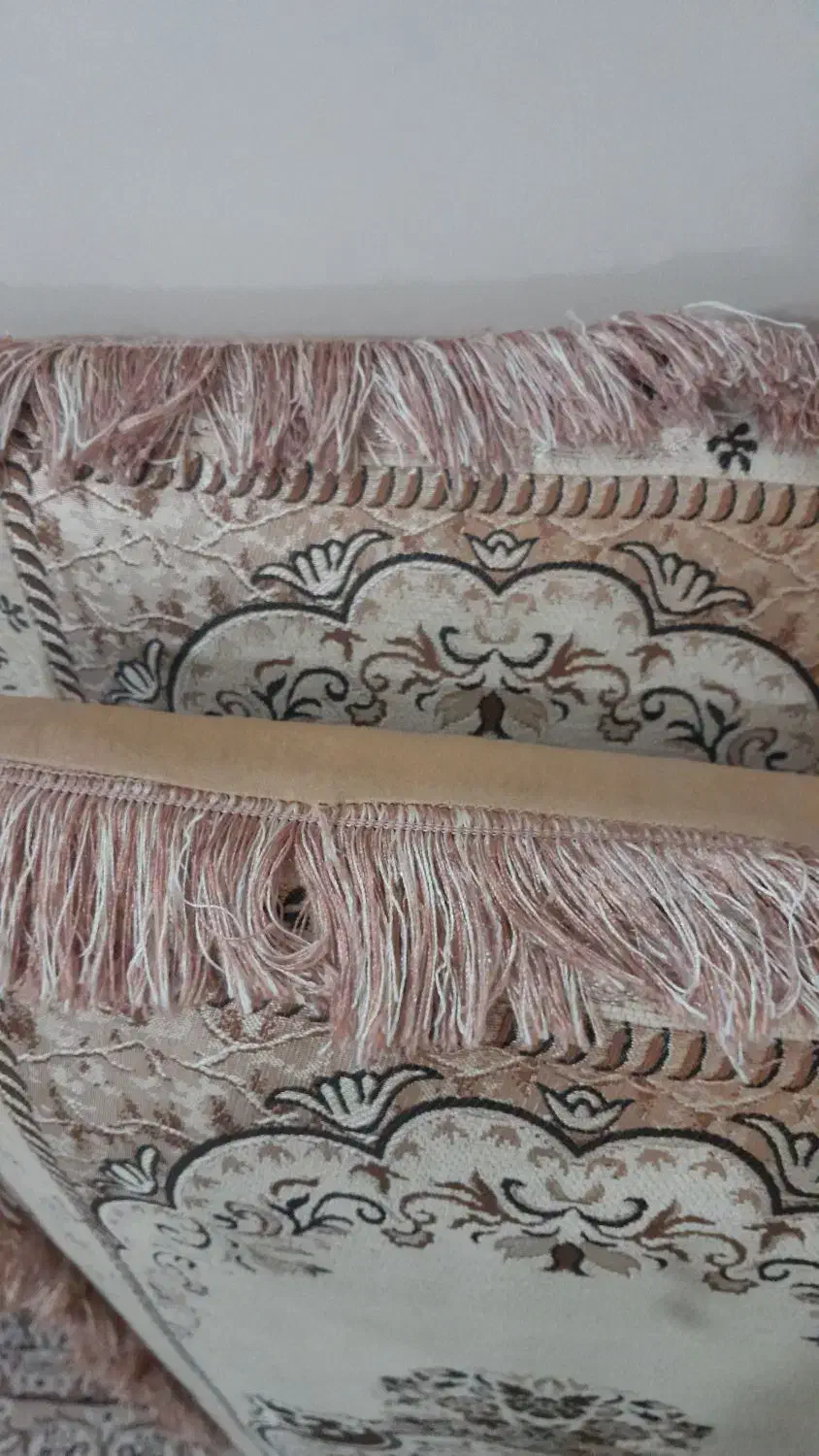 پشتی سالم بدون هیچ زدگی|پشتی|بروجرد, |دیوار