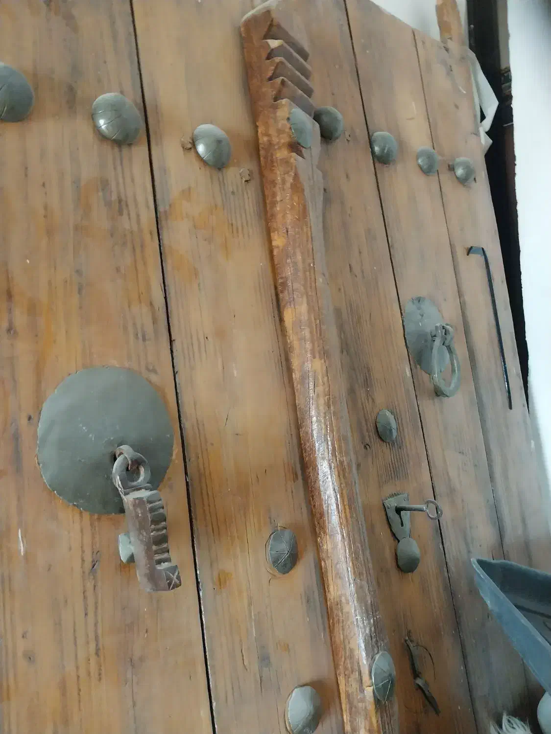 درب قدیمی|کلکسیون اشیاء عتیقه|کرمان, |دیوار