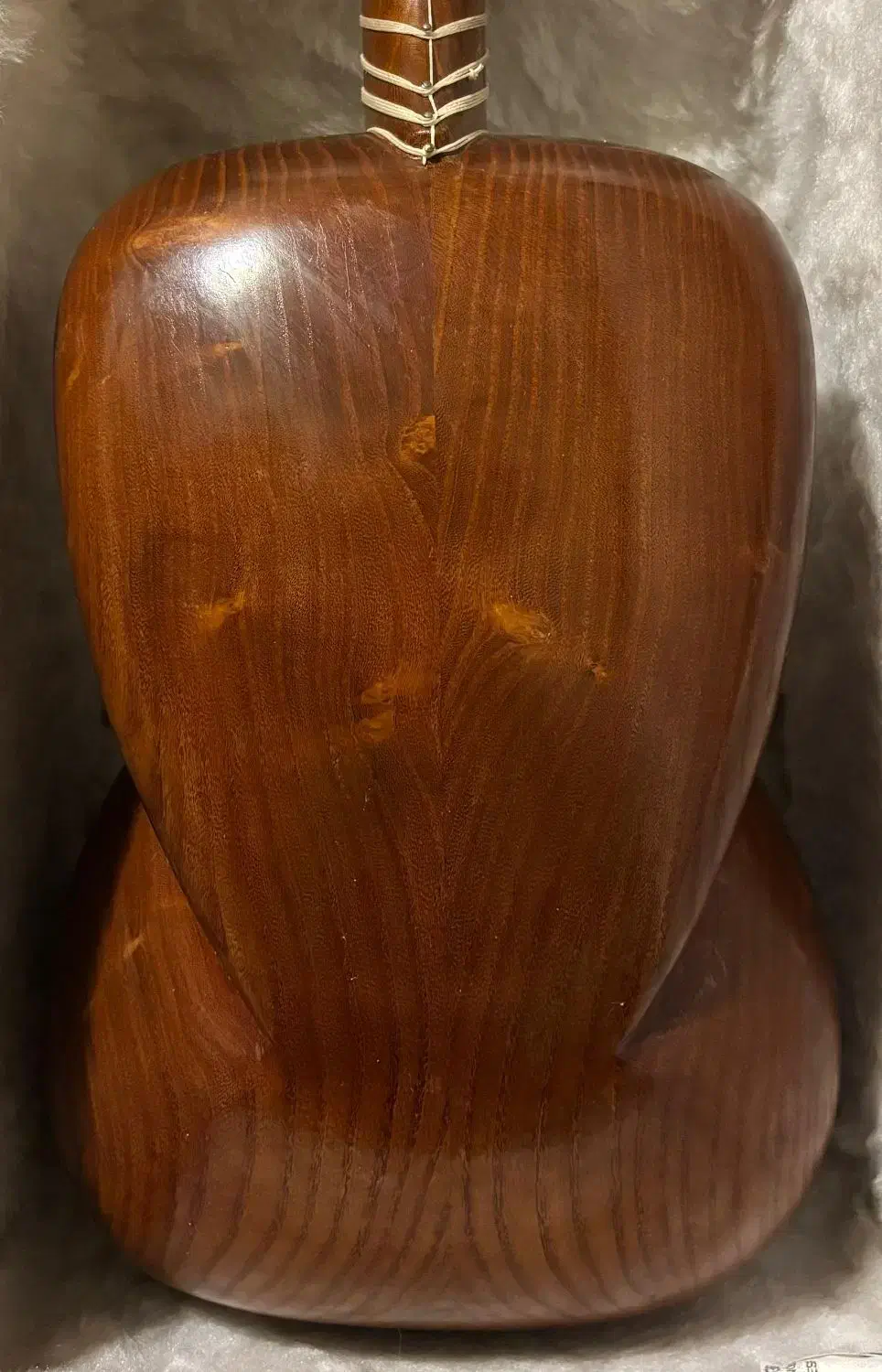 تار یوسف|سازهای سنتی|تهران, میدان ولیعصر|دیوار