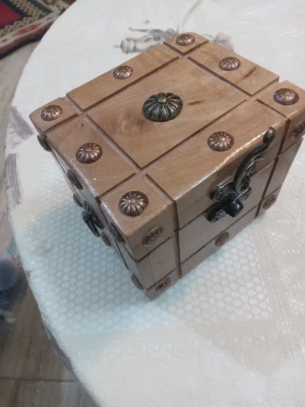 فروش یک عدد صندوقچه چوبی دست ساز دکوری|صنایع دستی و سایر لوازم تزئینی|طرقبه, |دیوار