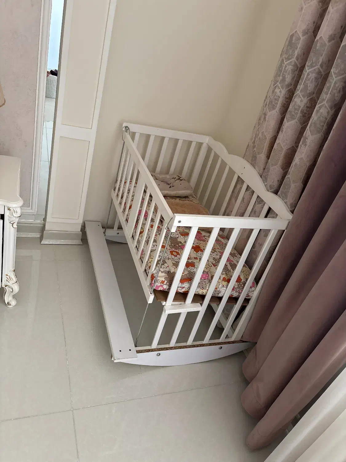 تخت کنار مادر|تخت و صندلی بچه|سبزوار, کاشفی شمالی (دادگستری)|دیوار